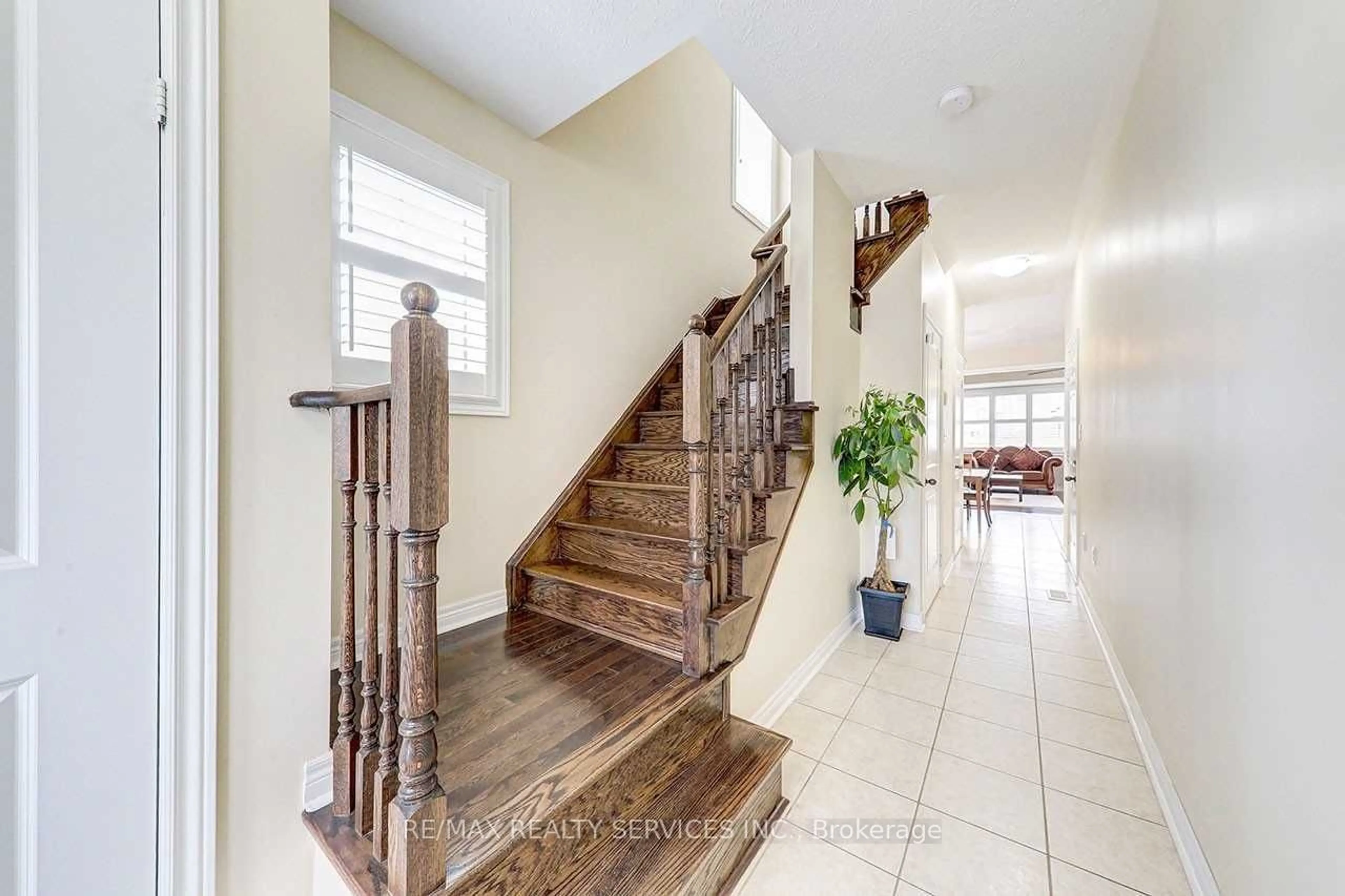 Indoor foyer, wood floors for 27 Biddens Sq, Brampton Ontario L6P 3P9