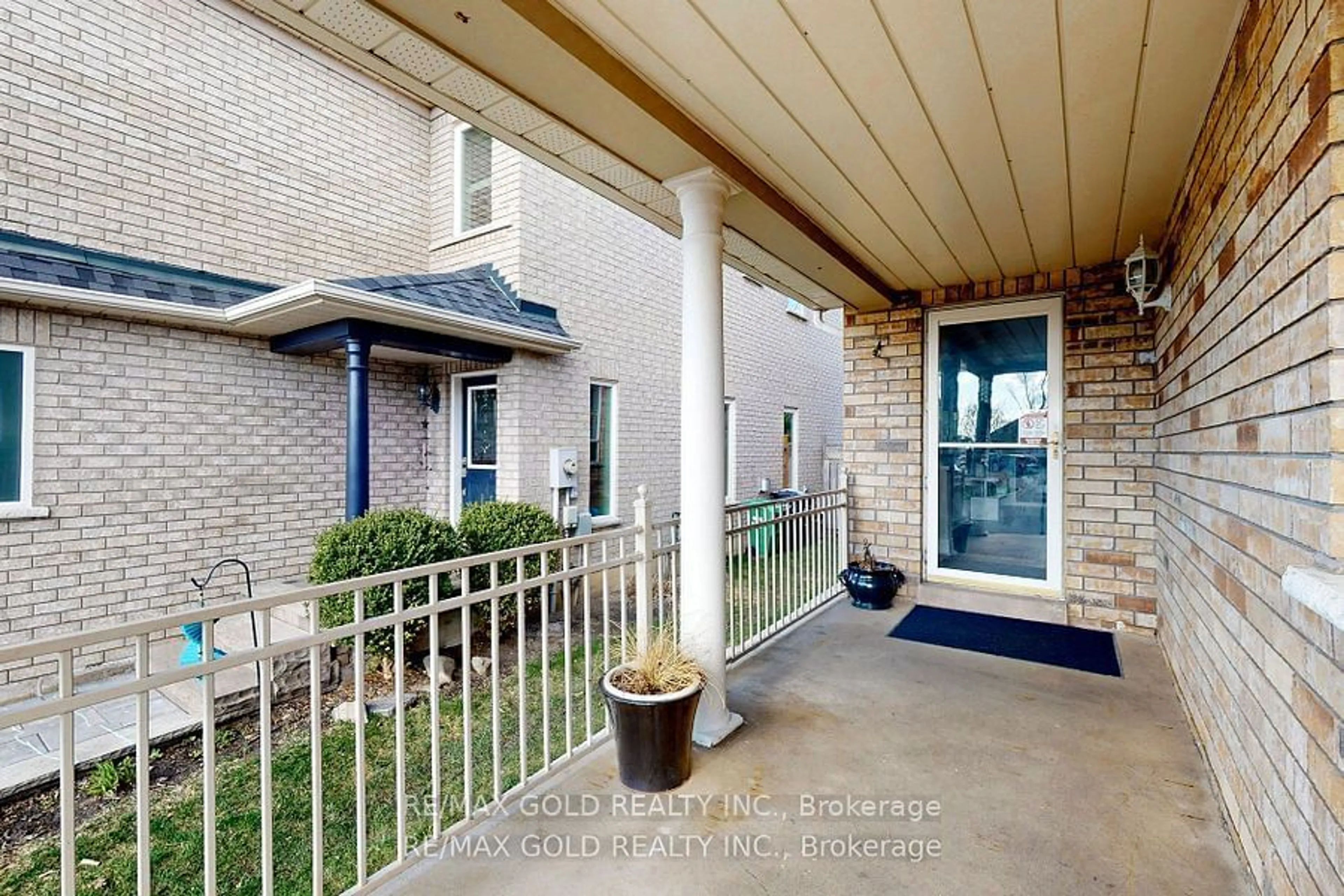 Indoor entryway, wood floors for 41 Brookstone Crt, Caledon Ontario L7C 1C8