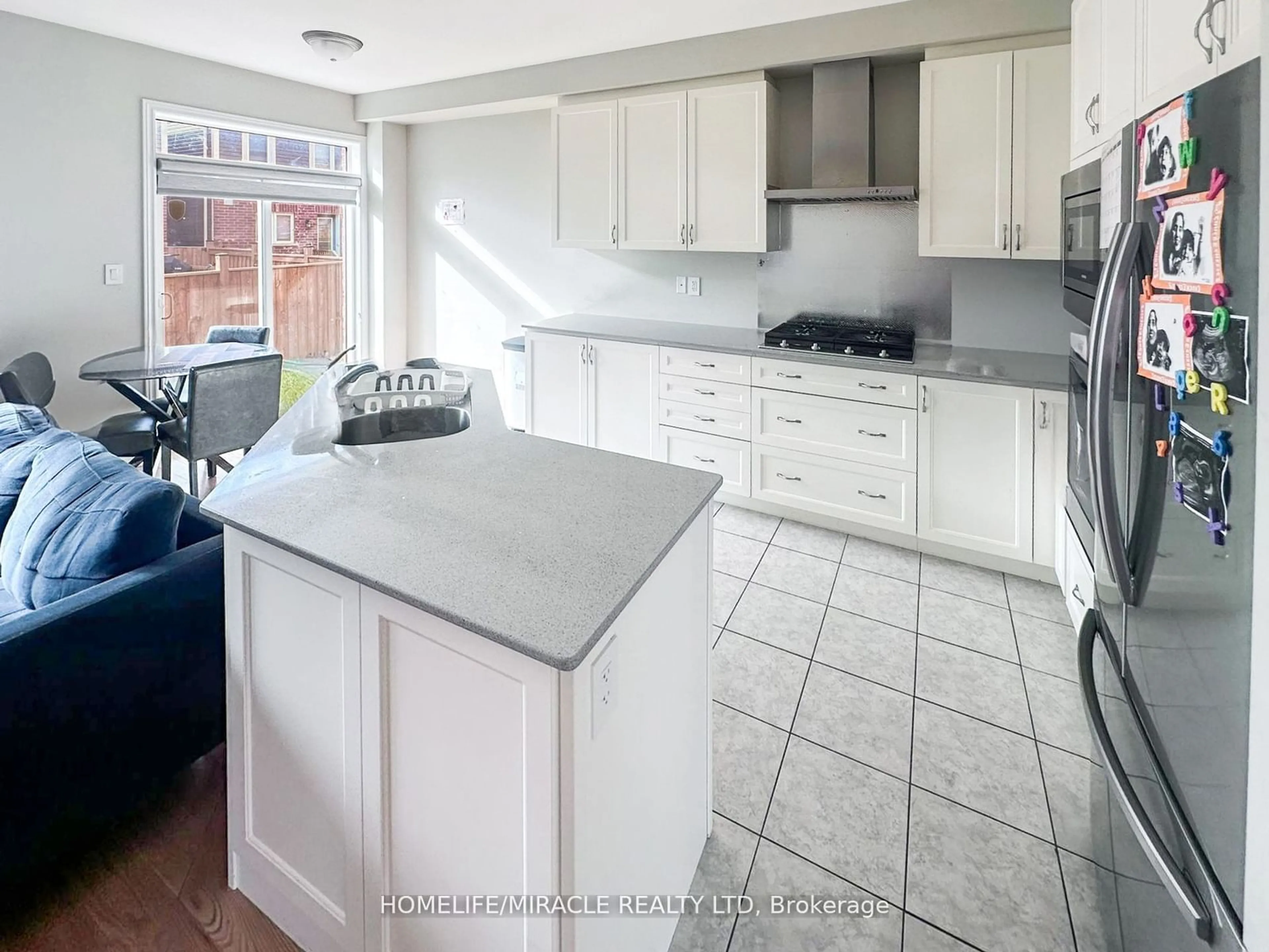 Open concept kitchen for 44 Matterhorn Rd, Brampton Ontario L7A 0B7