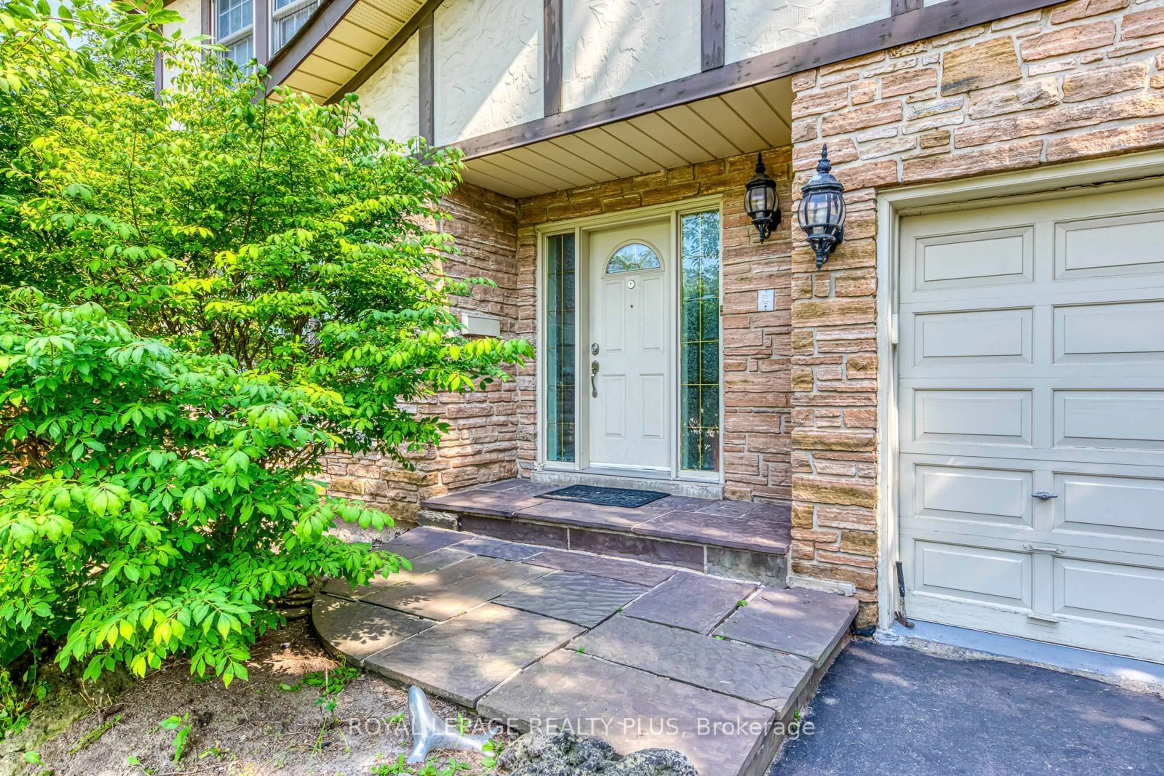 Indoor entryway, cement floor for 1628 Woodeden Dr, Mississauga Ontario L5H 3S5