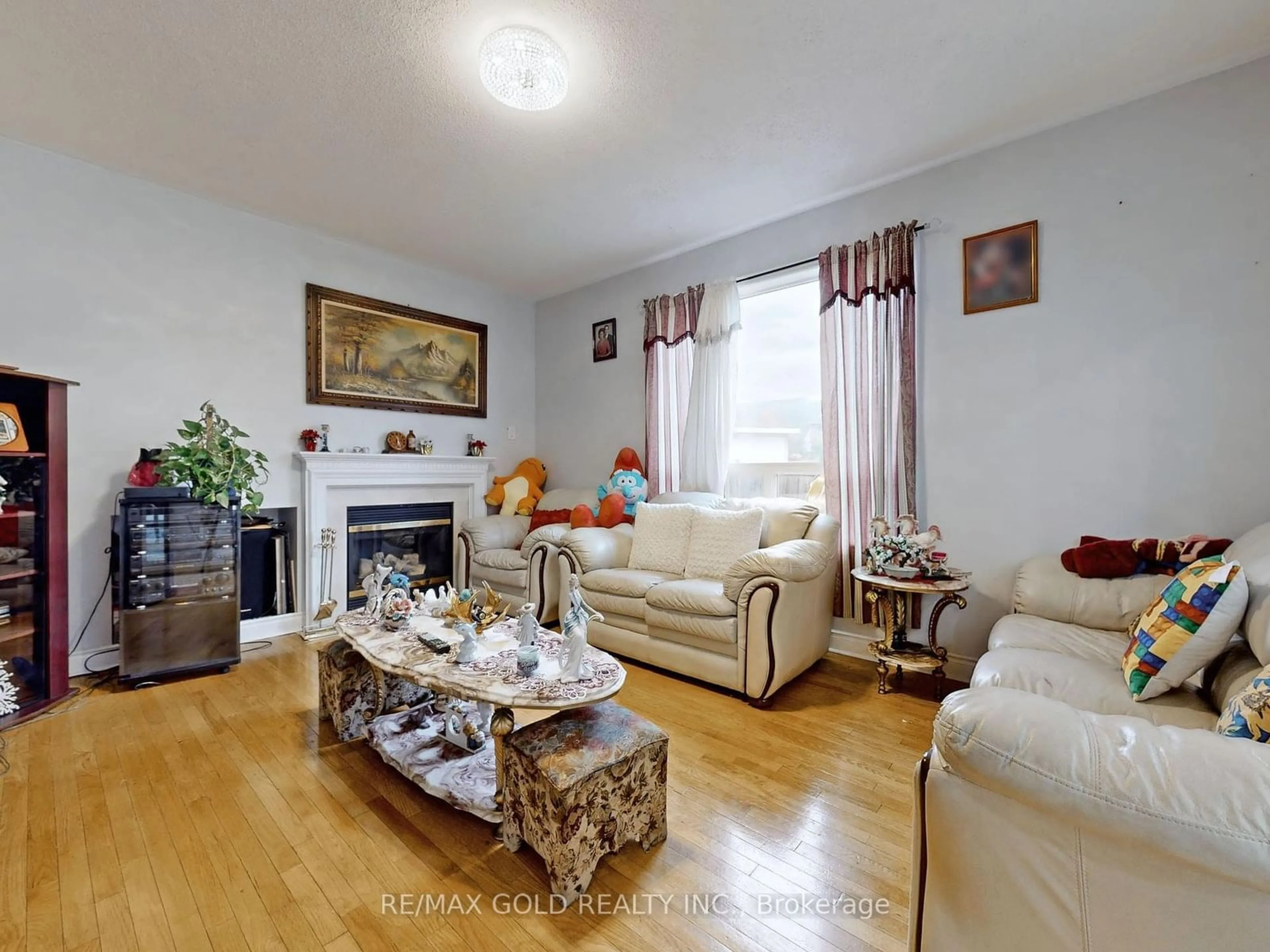 Living room, wood floors for 64 Prue Crt, Brampton Ontario L6P 1P8