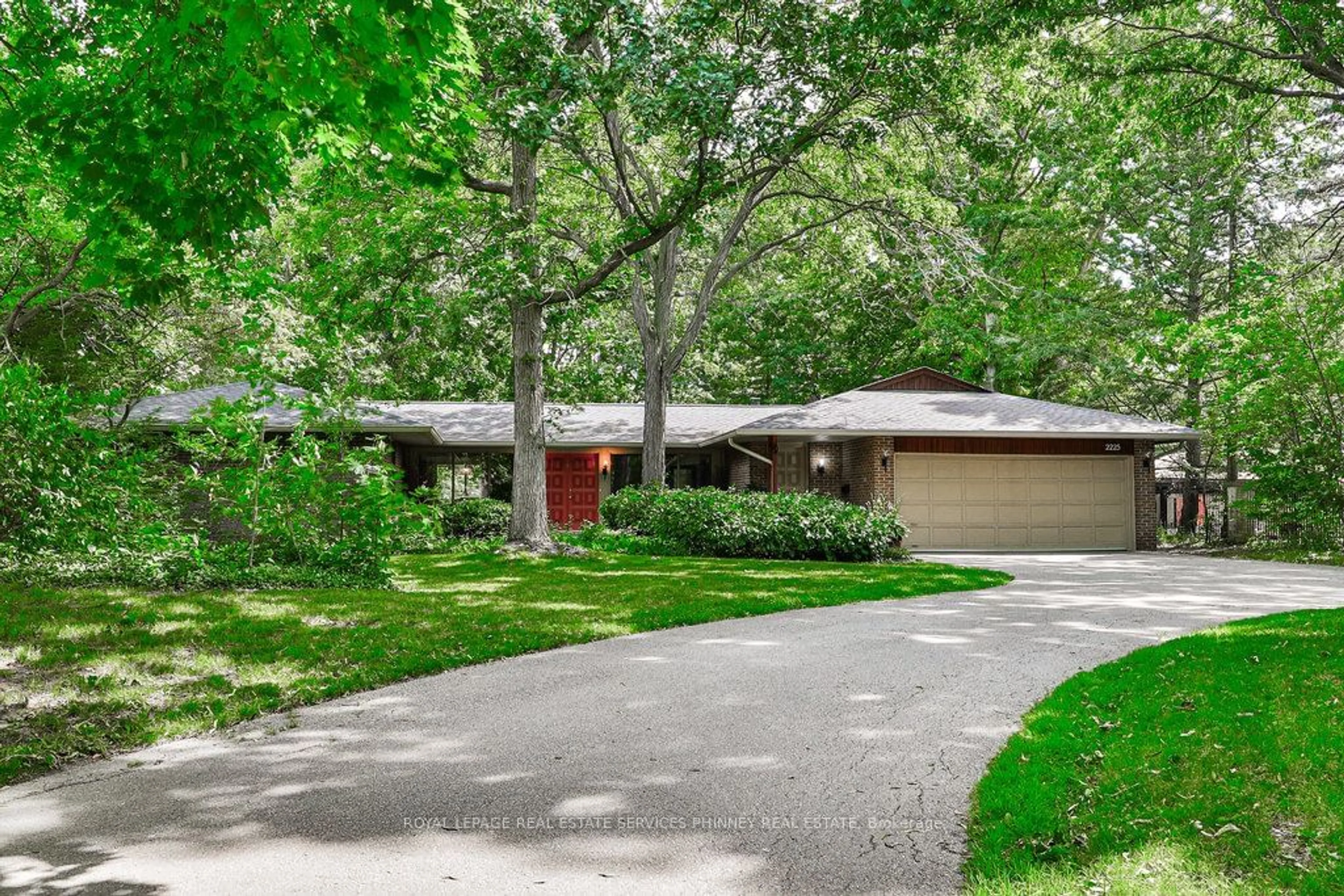 A pic from exterior of the house or condo, the street view for 2225 Shardawn Mews, Mississauga Ontario L5C 1W6