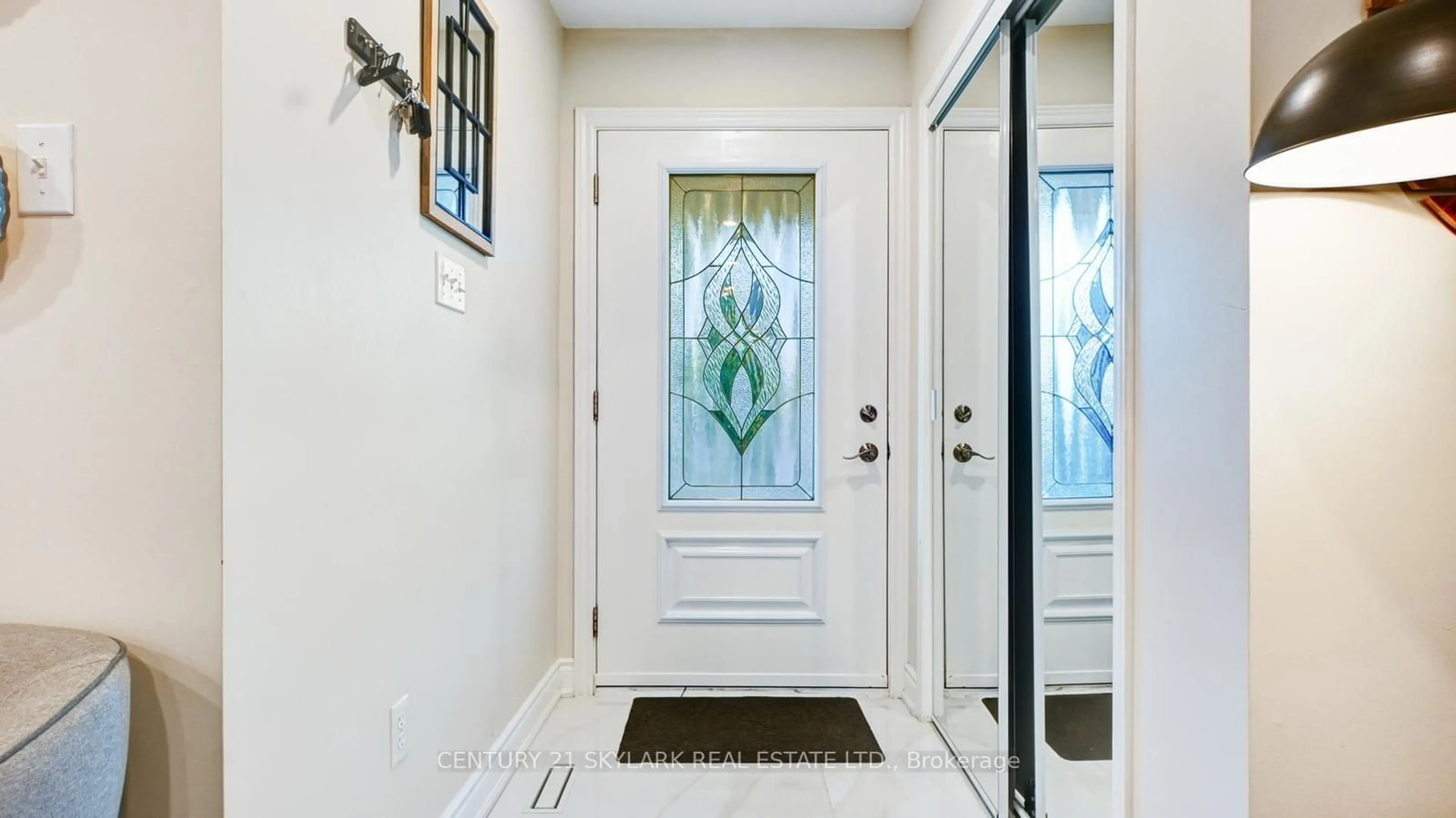 Indoor entryway, wood floors for 3824 Talias Cres, Mississauga Ontario L5M 6L5