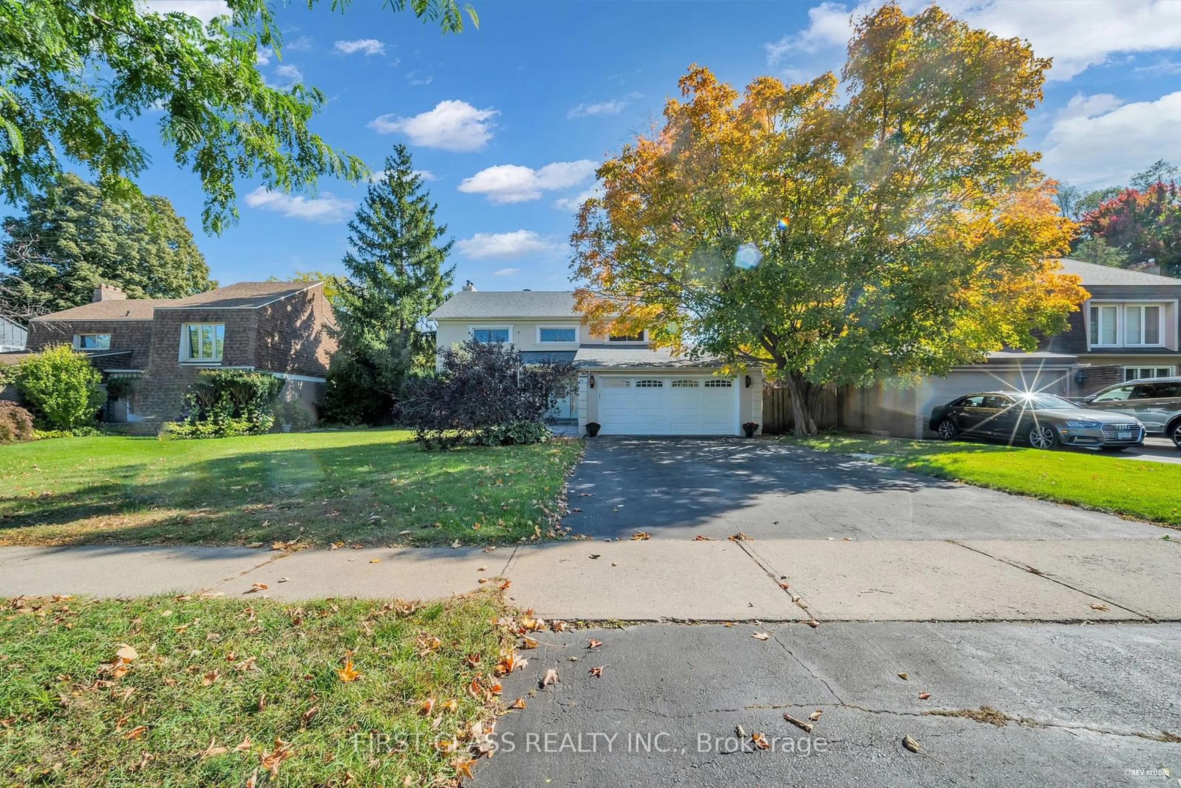 Frontside or backside of a home, the street view for 1694 Wembury Rd, Mississauga Ontario L5J 4G3