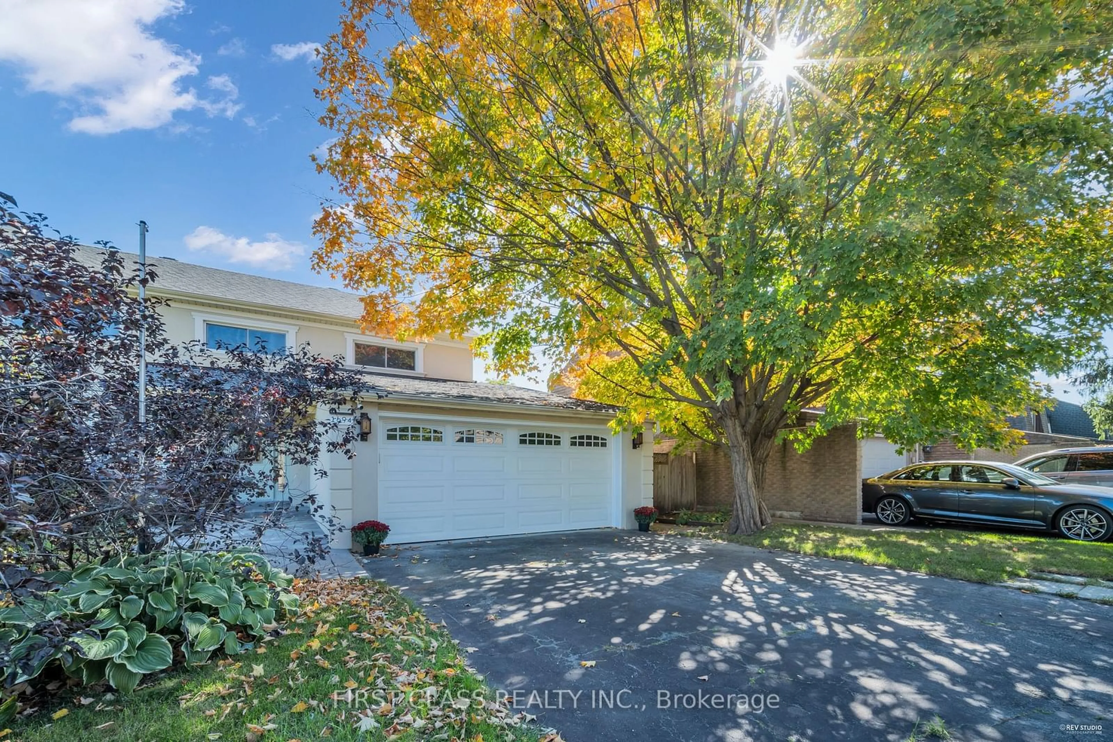 A pic from exterior of the house or condo, the street view for 1694 Wembury Rd, Mississauga Ontario L5J 4G3