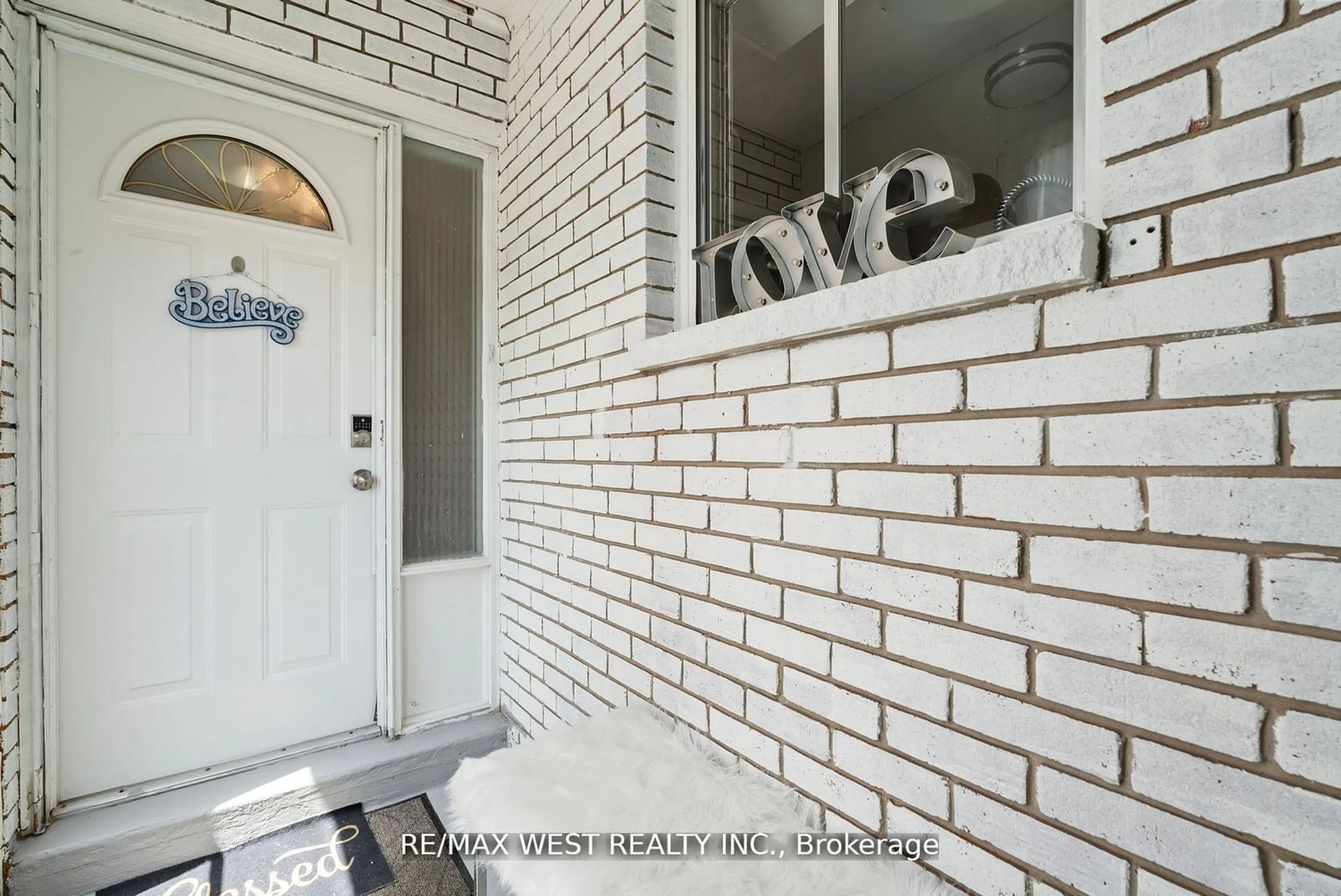 Indoor entryway, ceramic floors for 97 Kingswood Dr, Brampton Ontario L6V 2X5