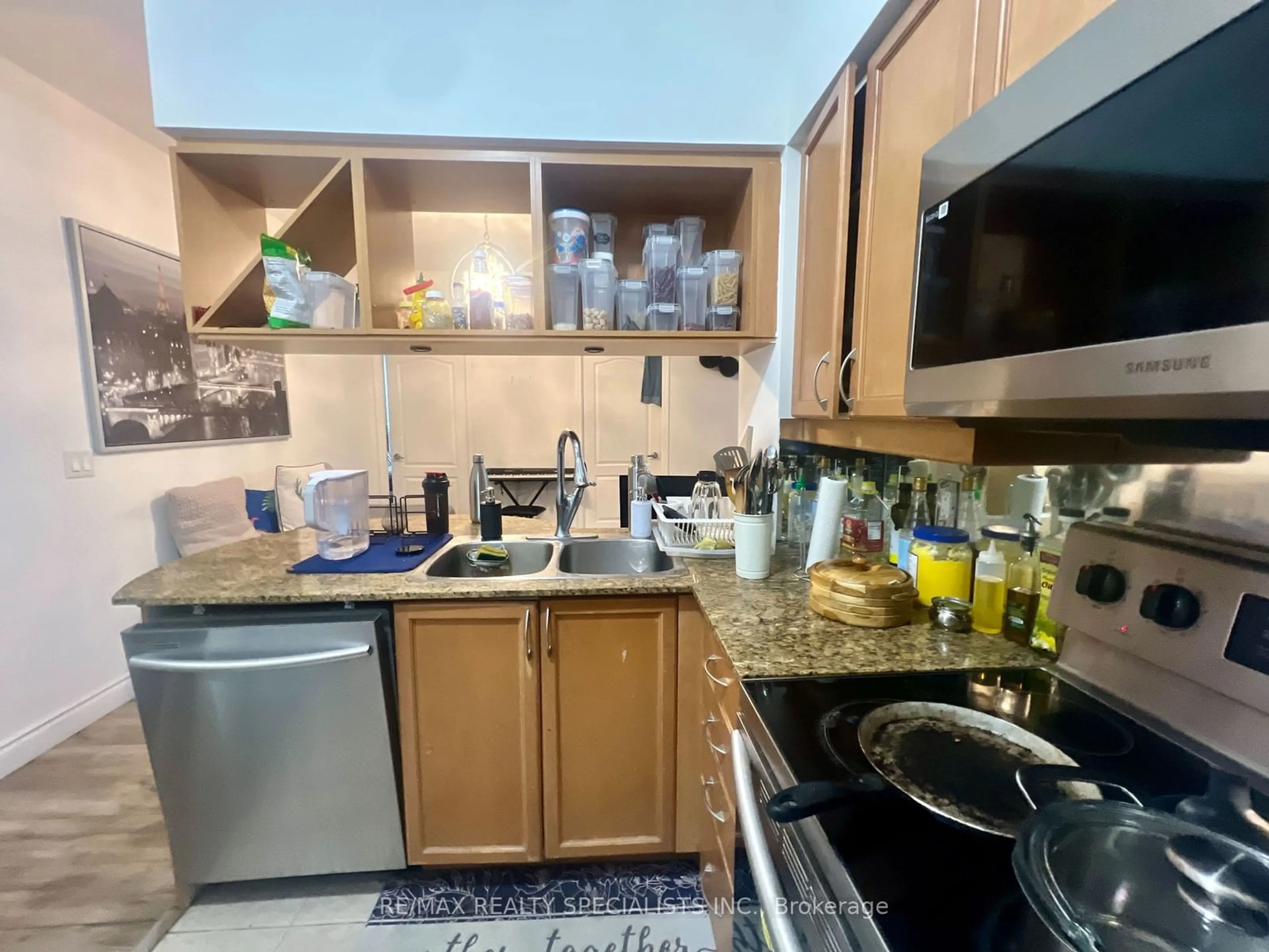 Kitchen, not visible floor, cottage for 4080 Living Arts Dr #2610, Mississauga Ontario L5B 4N3