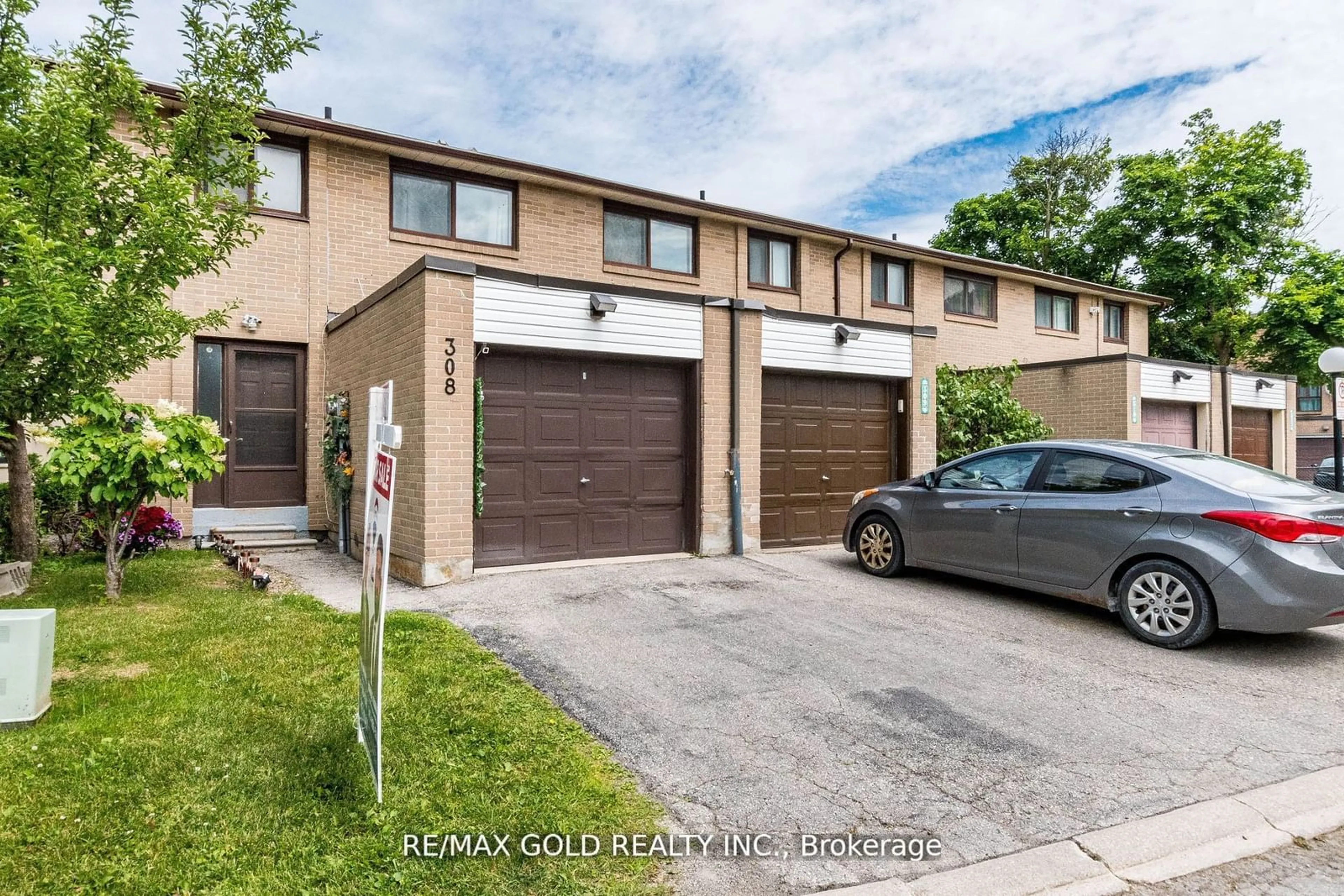 A pic from exterior of the house or condo, the street view for 308 Fleetwood Cres, Brampton Ontario L6T 2E7