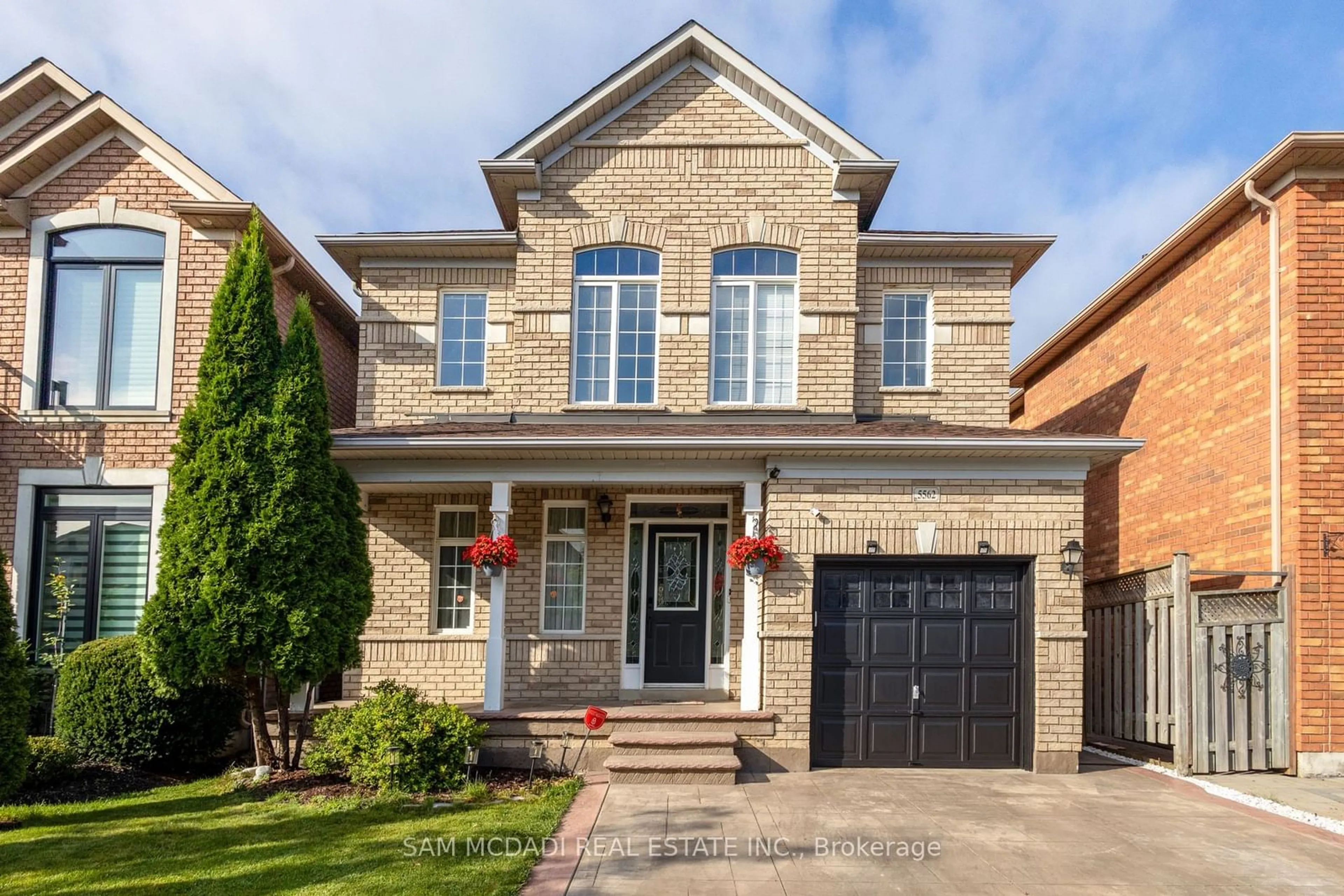 Home with brick exterior material for 5562 Katy Gate, Mississauga Ontario L5M 6M7