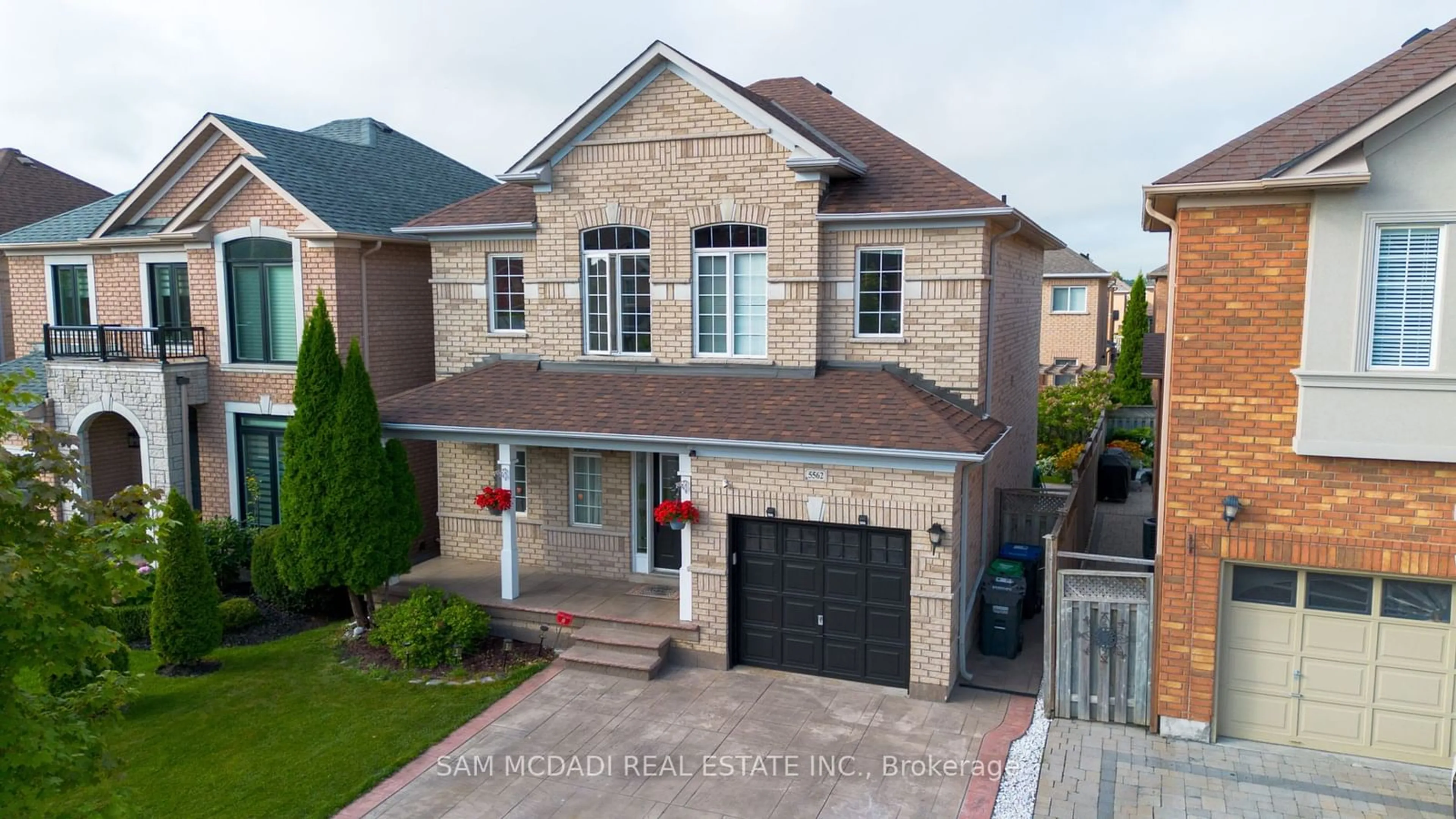 Home with brick exterior material for 5562 Katy Gate, Mississauga Ontario L5M 6M7