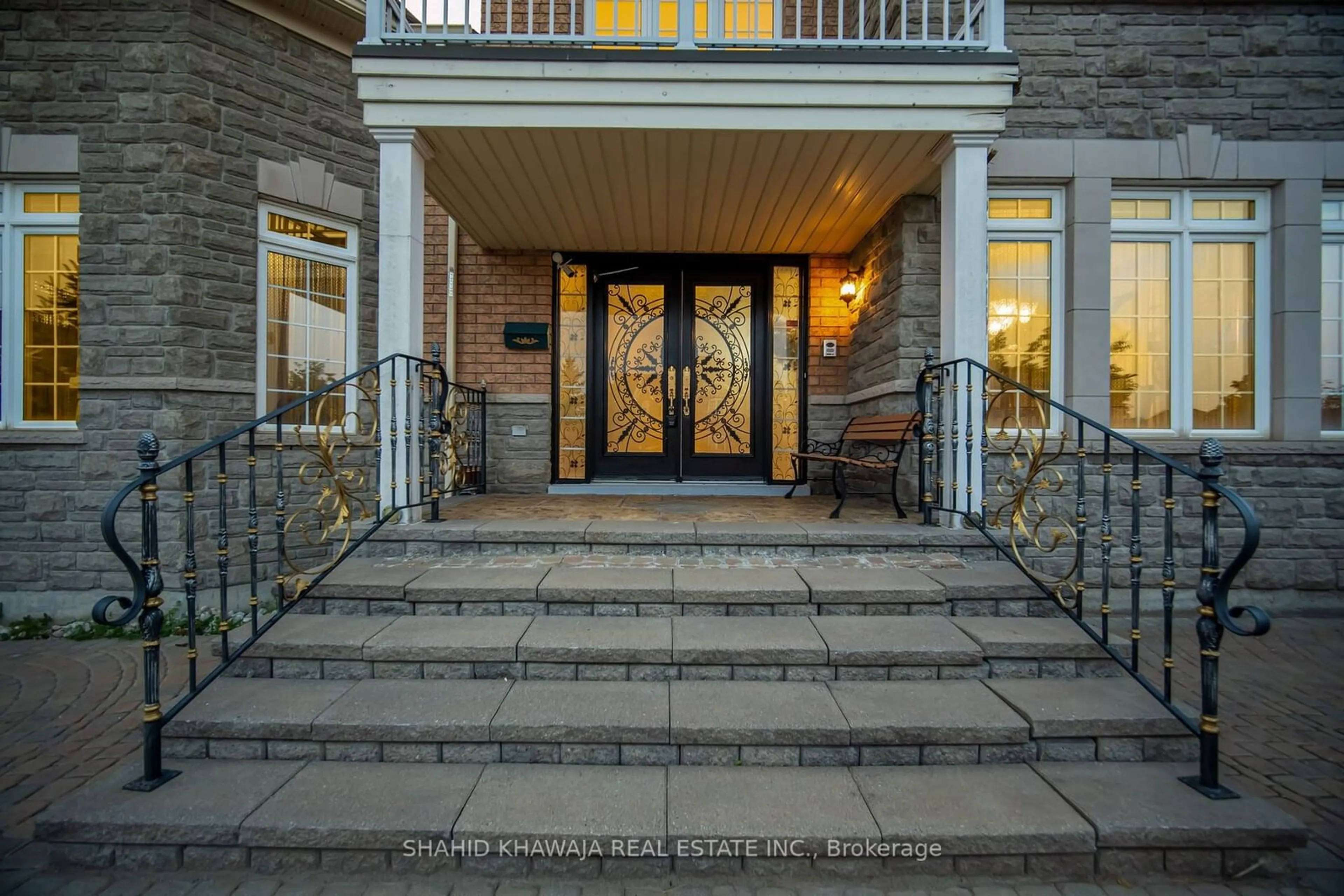 Indoor entryway, ceramic floors for 5499 Doctor Peddle Cres, Mississauga Ontario L5M 0K7