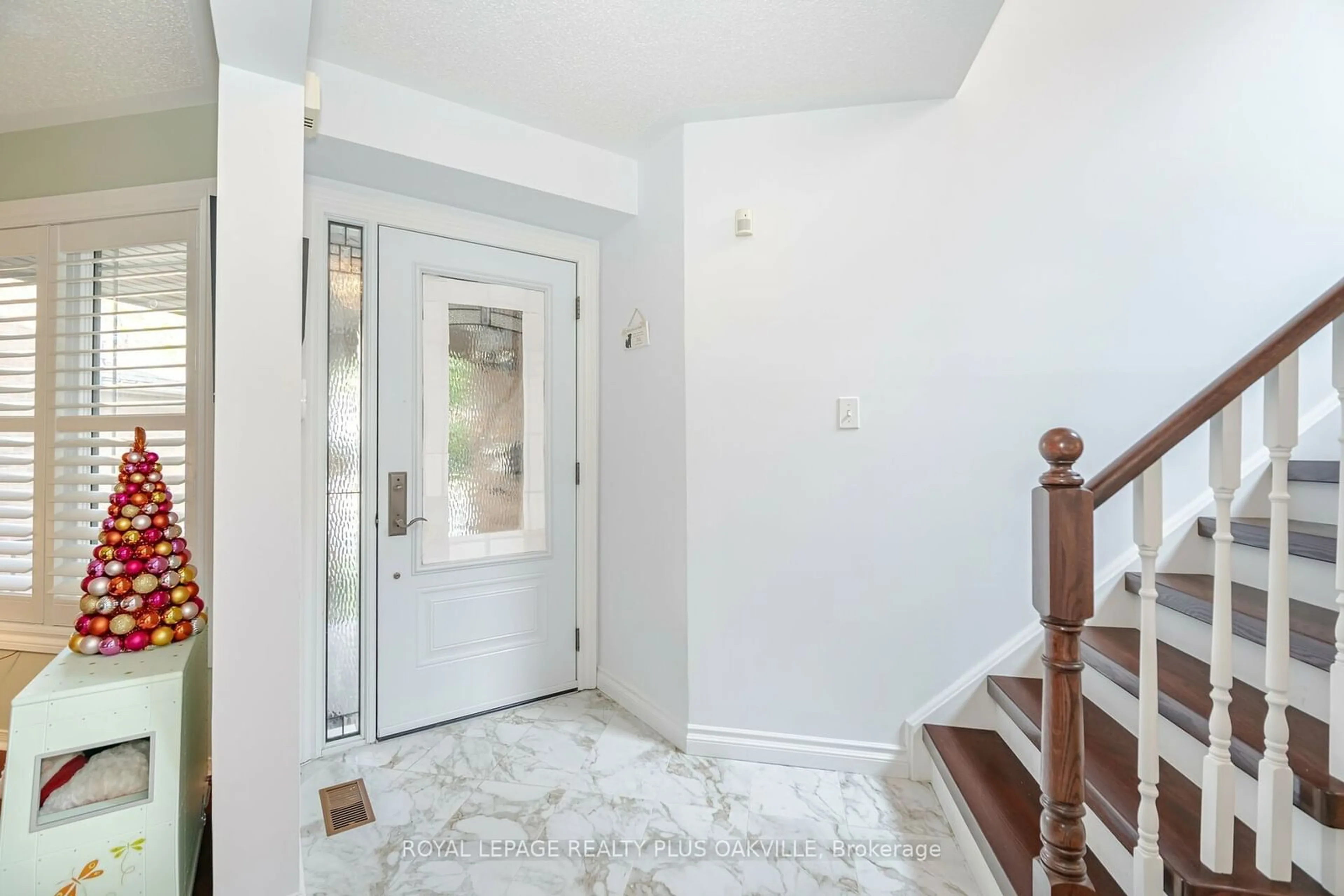 Indoor entryway, wood floors for 2873 Cartwright Cres, Mississauga Ontario L5M 5W4