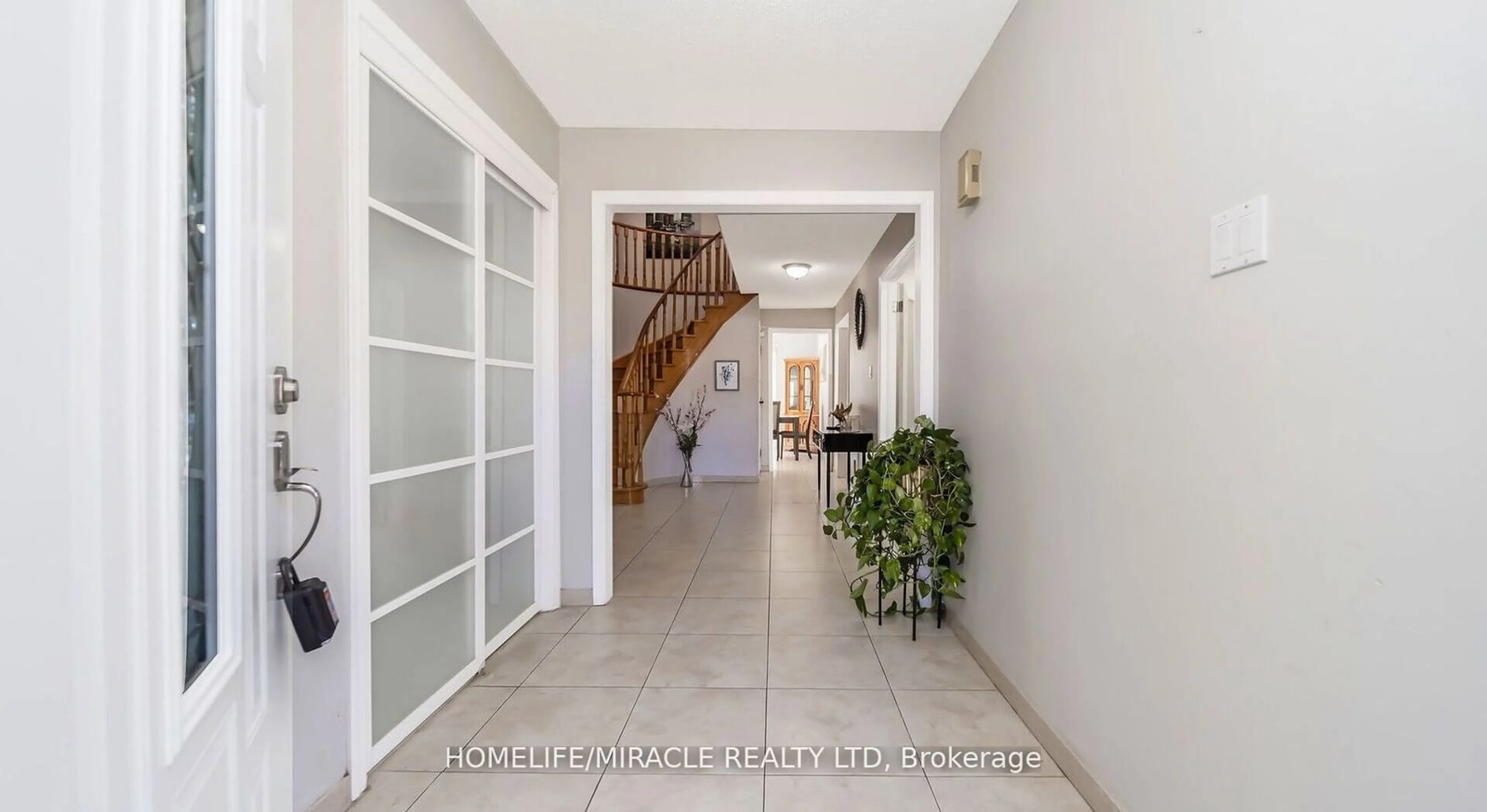 Indoor foyer, cement floor for 40 Minglehaze Dr, Toronto Ontario M9V 4W8