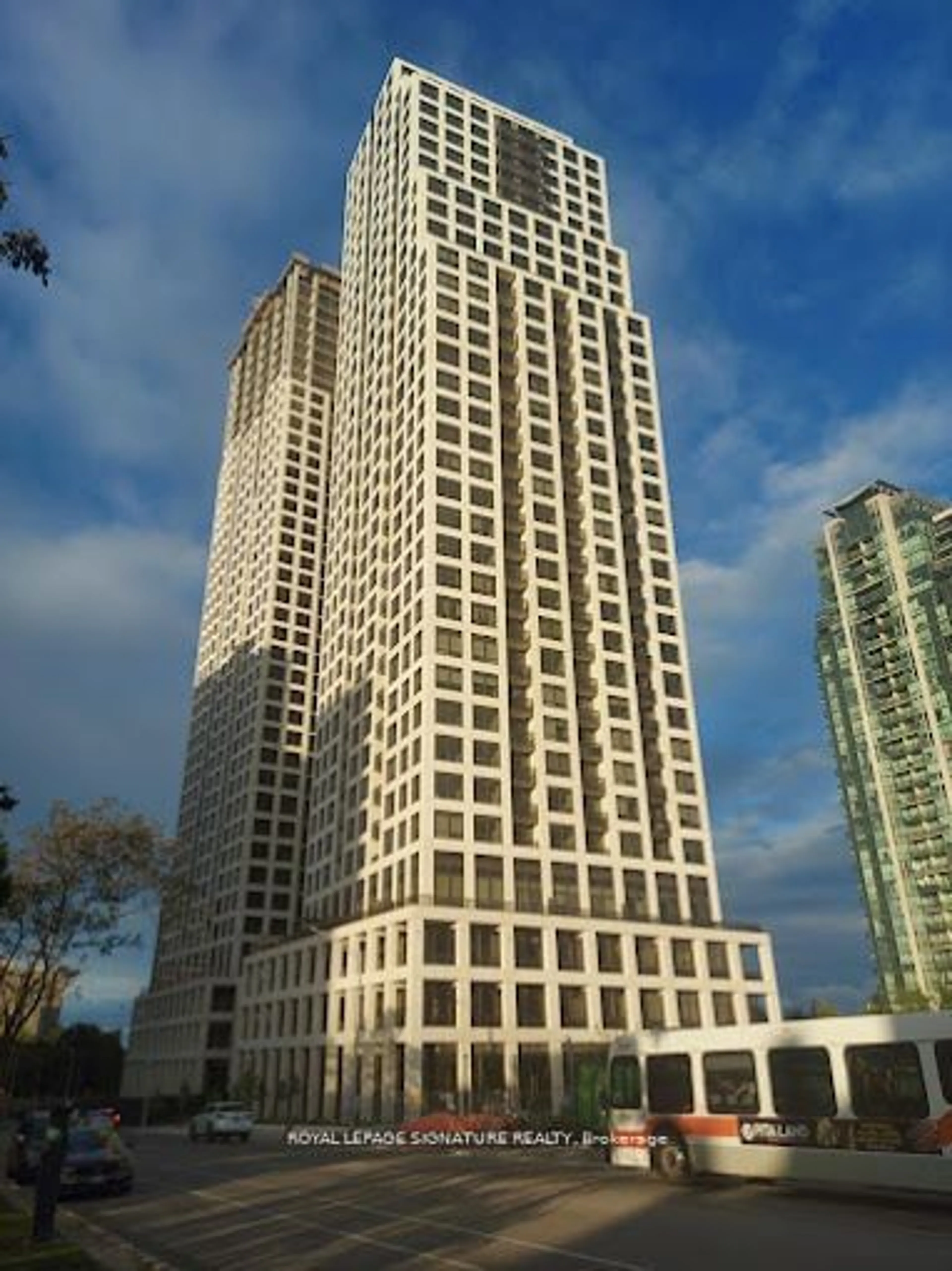 A pic from exterior of the house or condo, the view of city buildings for 36 Elm Dr #3403, Mississauga Ontario L5B 4M2