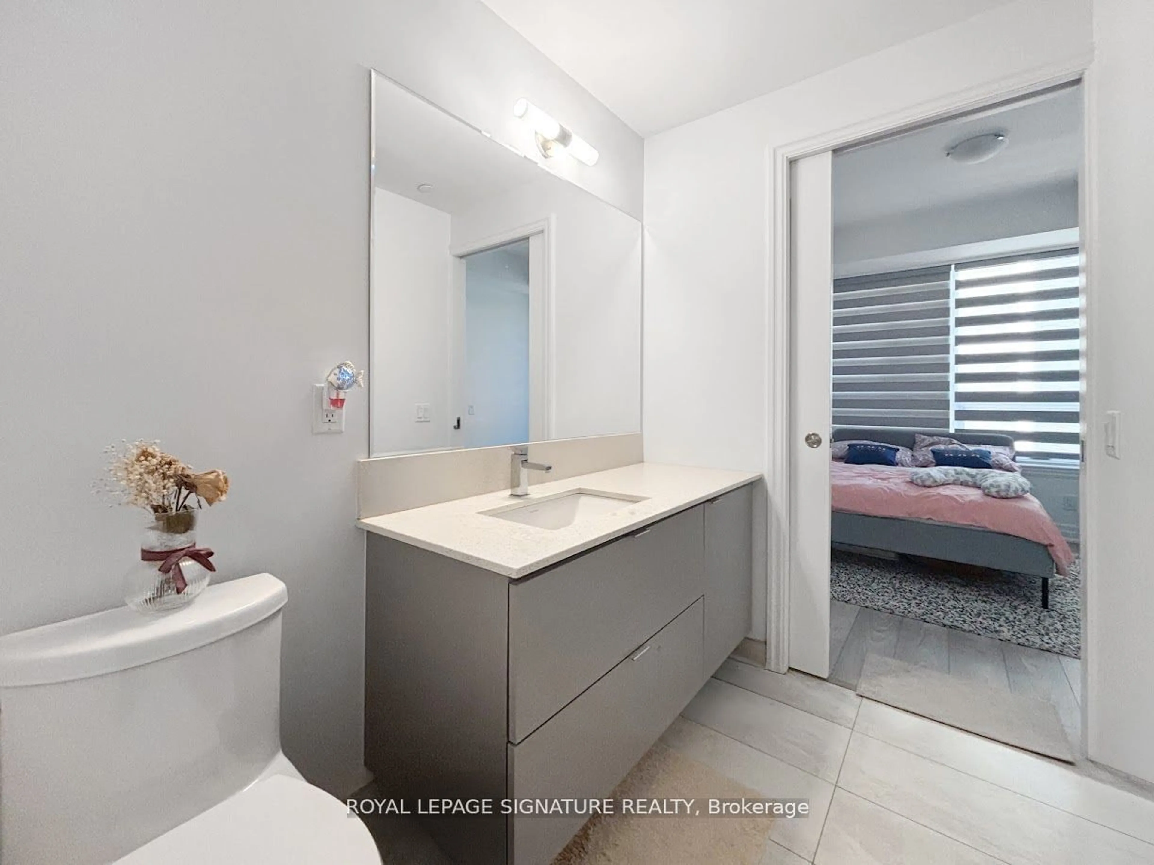 Standard bathroom for 36 Elm Dr #3403, Mississauga Ontario L5B 4M2