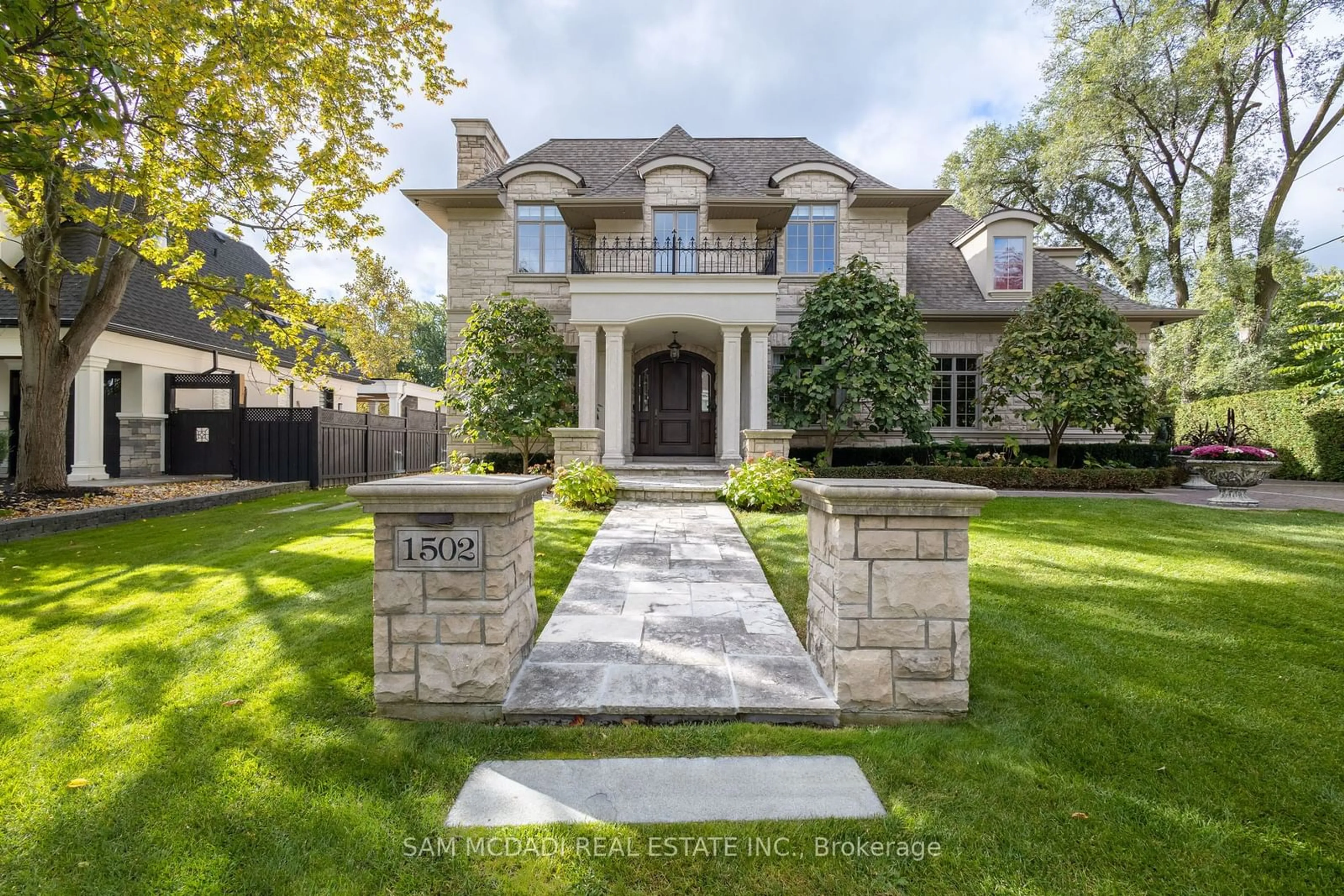 Home with brick exterior material for 1502 Gregwood Rd, Mississauga Ontario L5H 2T4