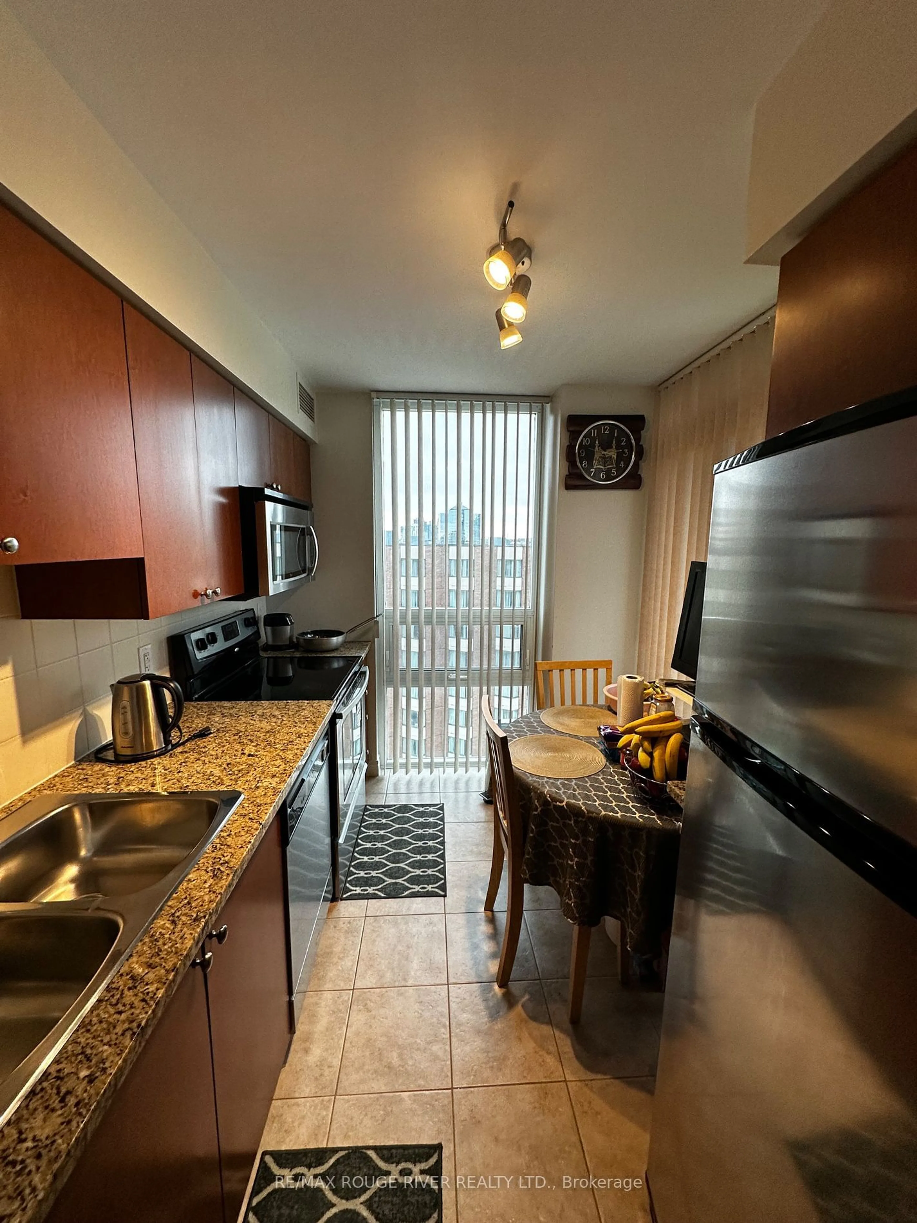 Kitchen with laundary machines for 208 Enfield Pl #1609, Mississauga Ontario L5B 0G8