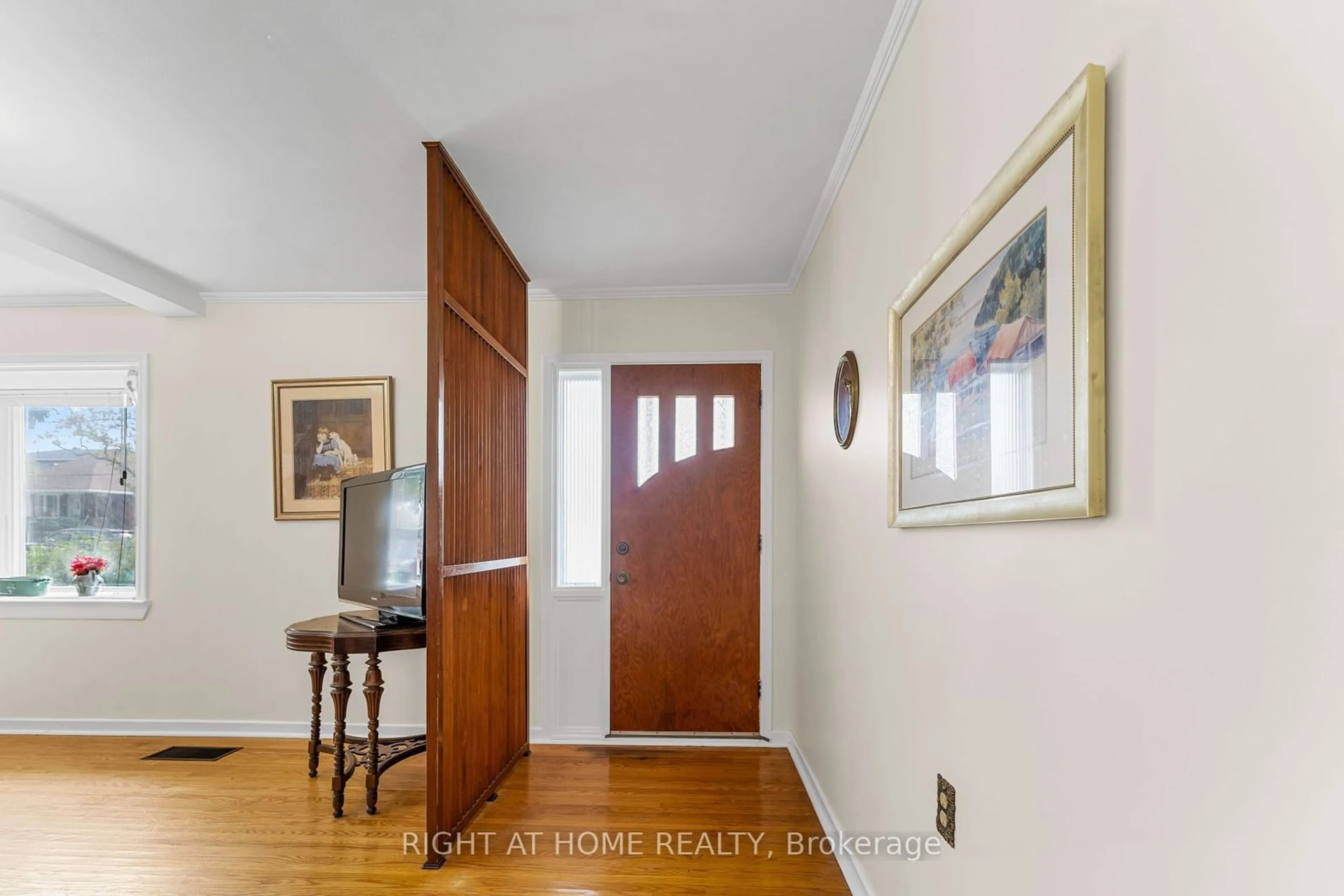 Indoor entryway, wood floors for 50 Lilac Ave, Toronto Ontario M9M 1G3