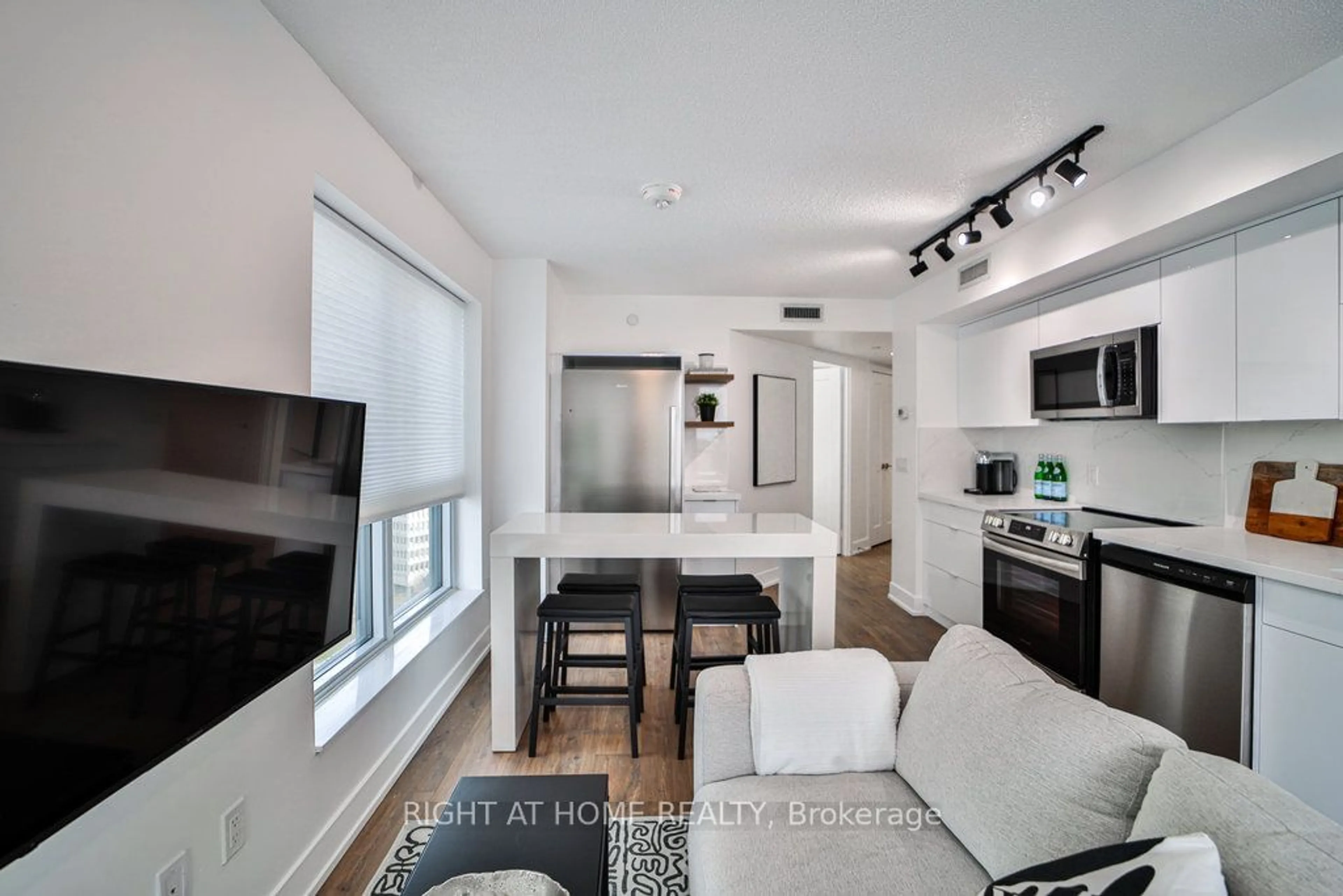 Open concept kitchen for 7 Mabelle Ave #1404, Toronto Ontario M9A 0C9