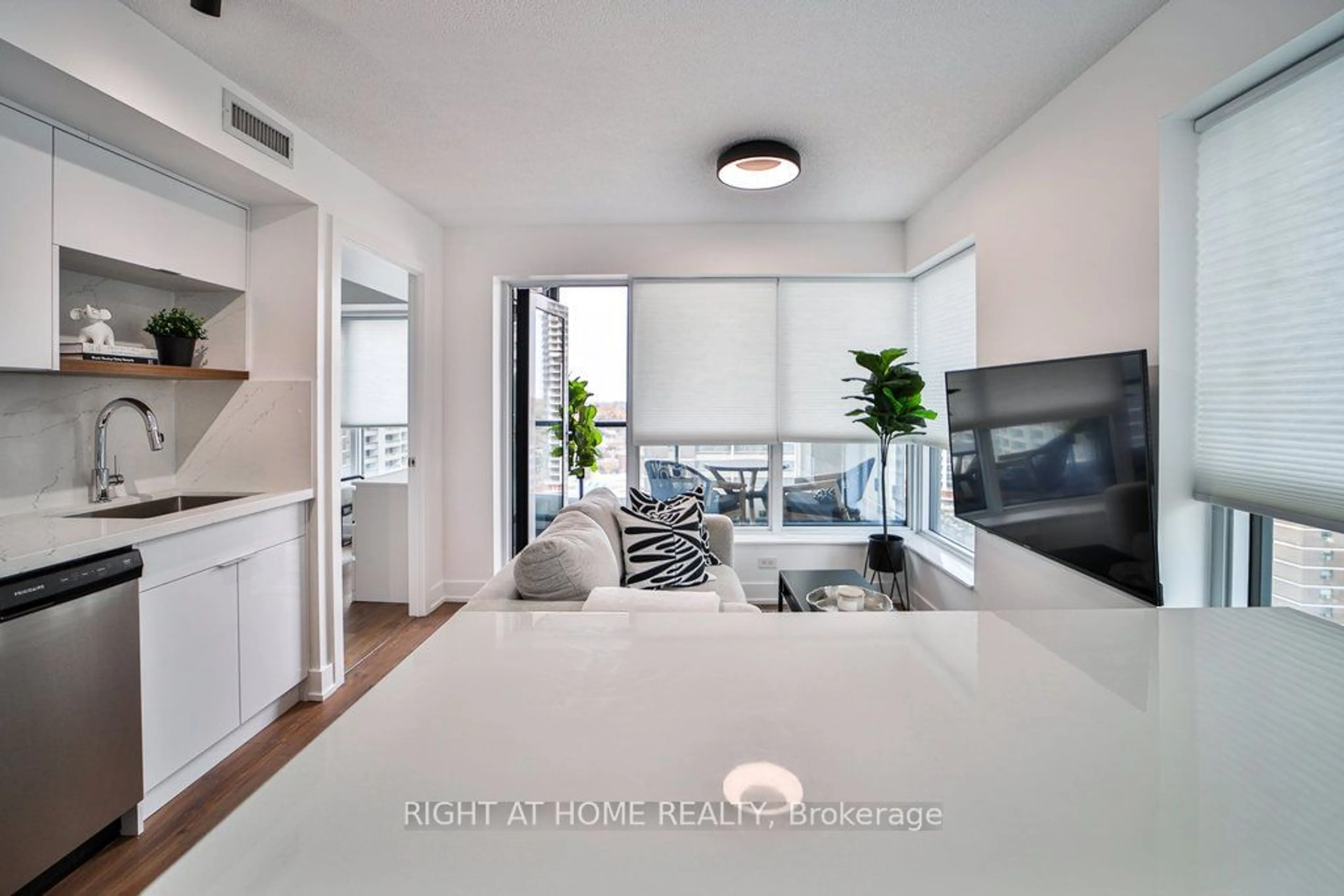 Open concept kitchen for 7 Mabelle Ave #1404, Toronto Ontario M9A 0C9