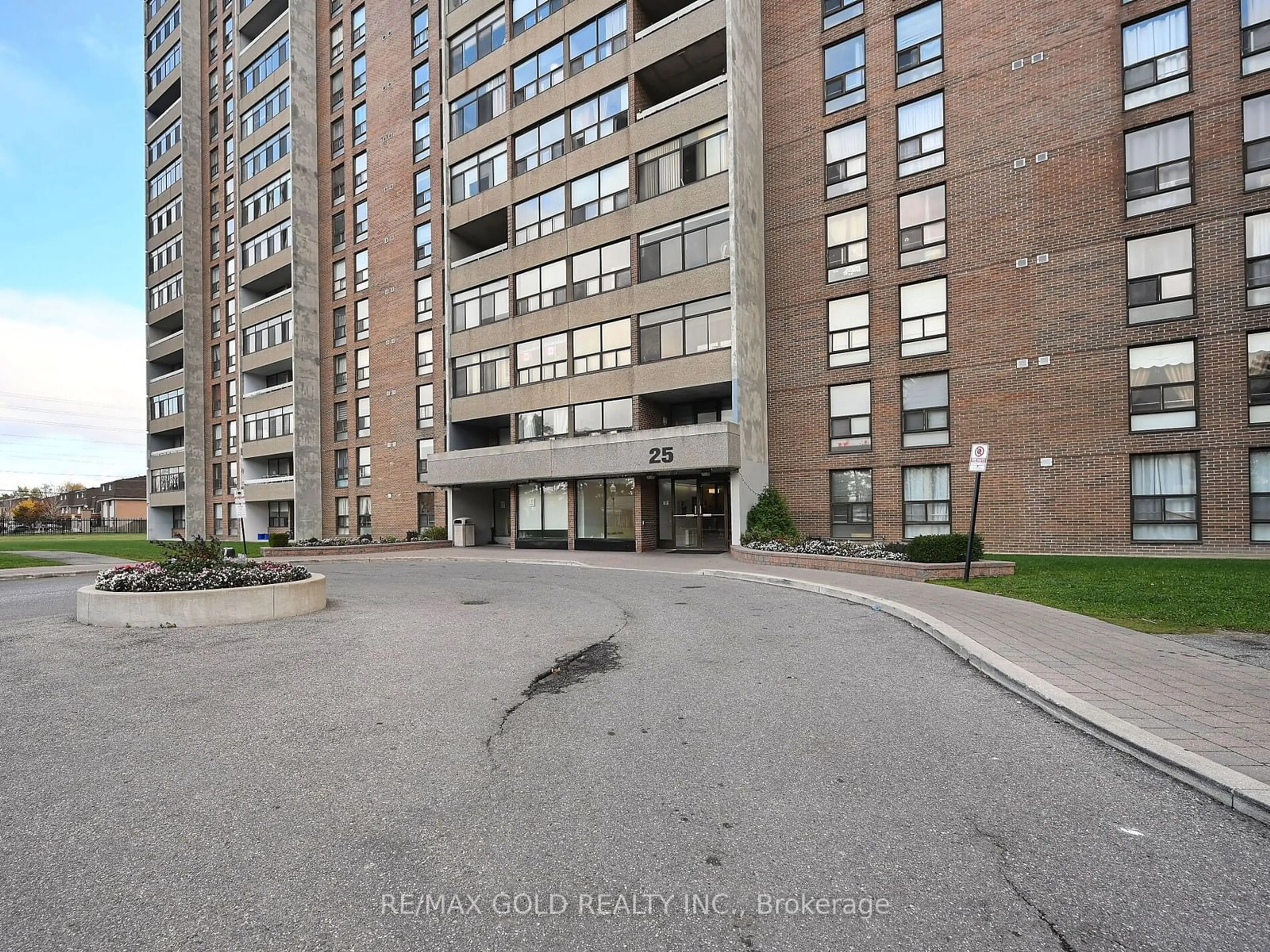 A pic from exterior of the house or condo, the street view for 25 Kensington Rd #1911, Brampton Ontario L6T 3W8