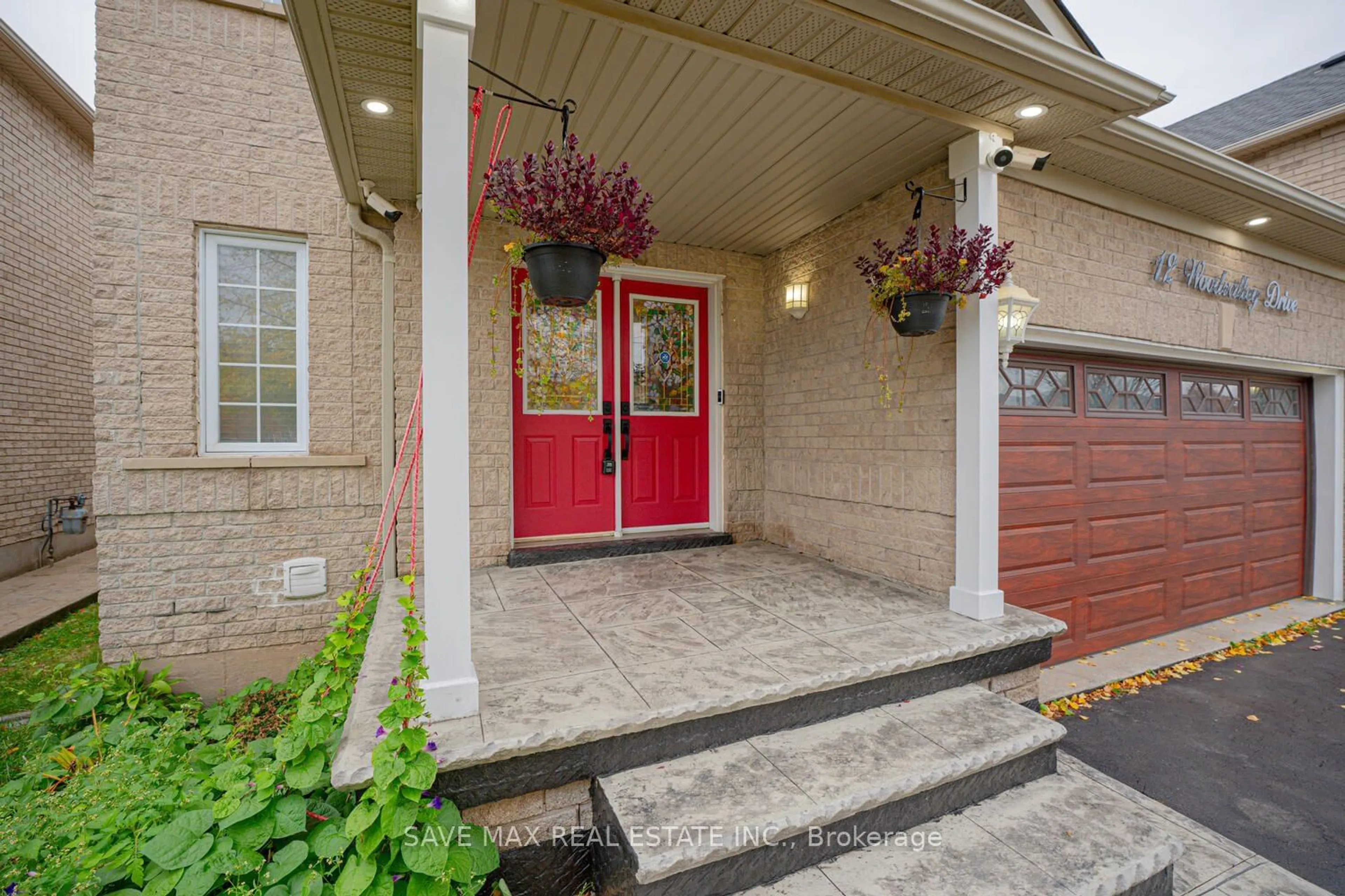 Indoor entryway, cement floor for 12 Woodvalley Dr, Brampton Ontario L7A 1Z5