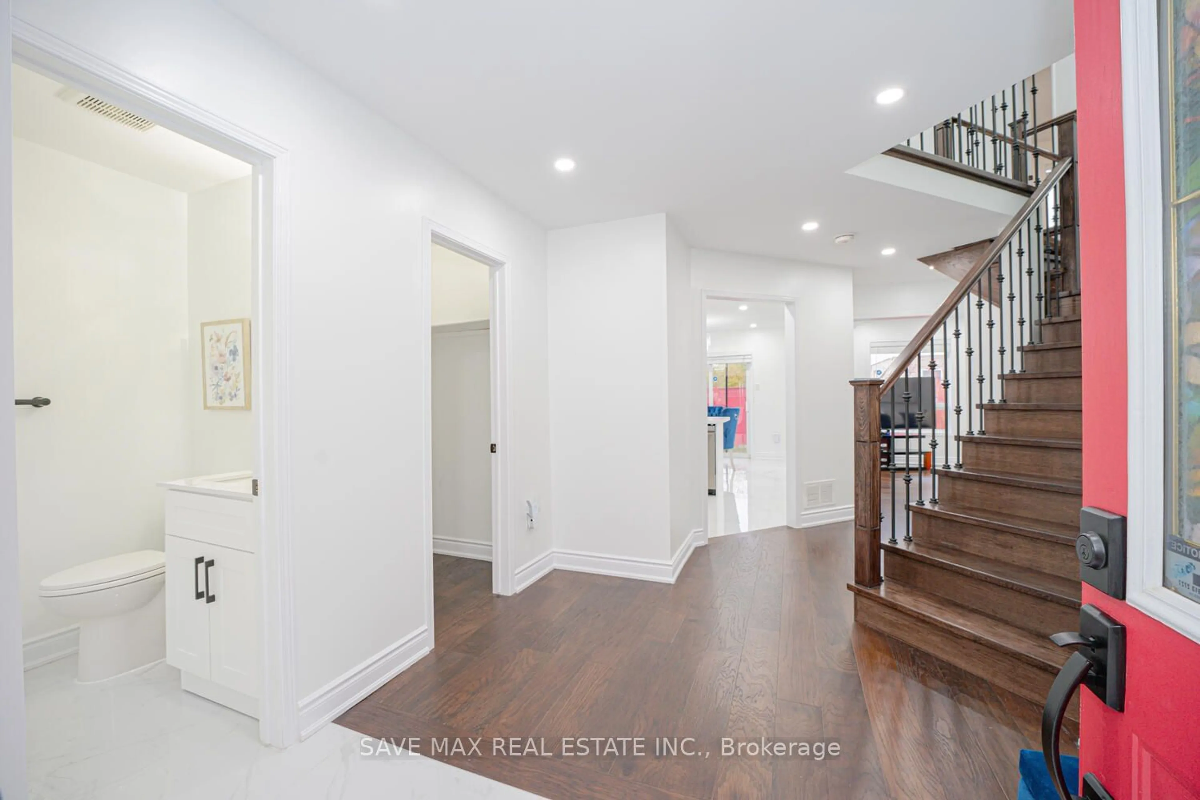 Indoor entryway, wood floors for 12 Woodvalley Dr, Brampton Ontario L7A 1Z5