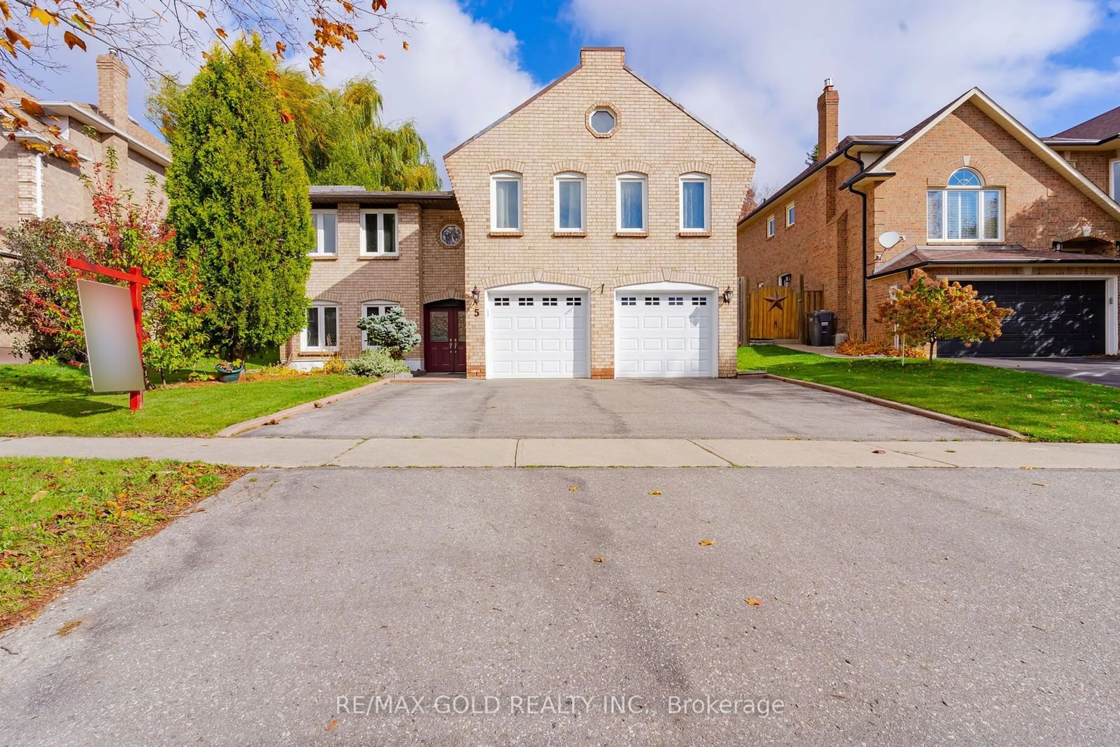 A pic from exterior of the house or condo, the street view for 5 Hacienda Crt, Brampton Ontario L6Z 3J2