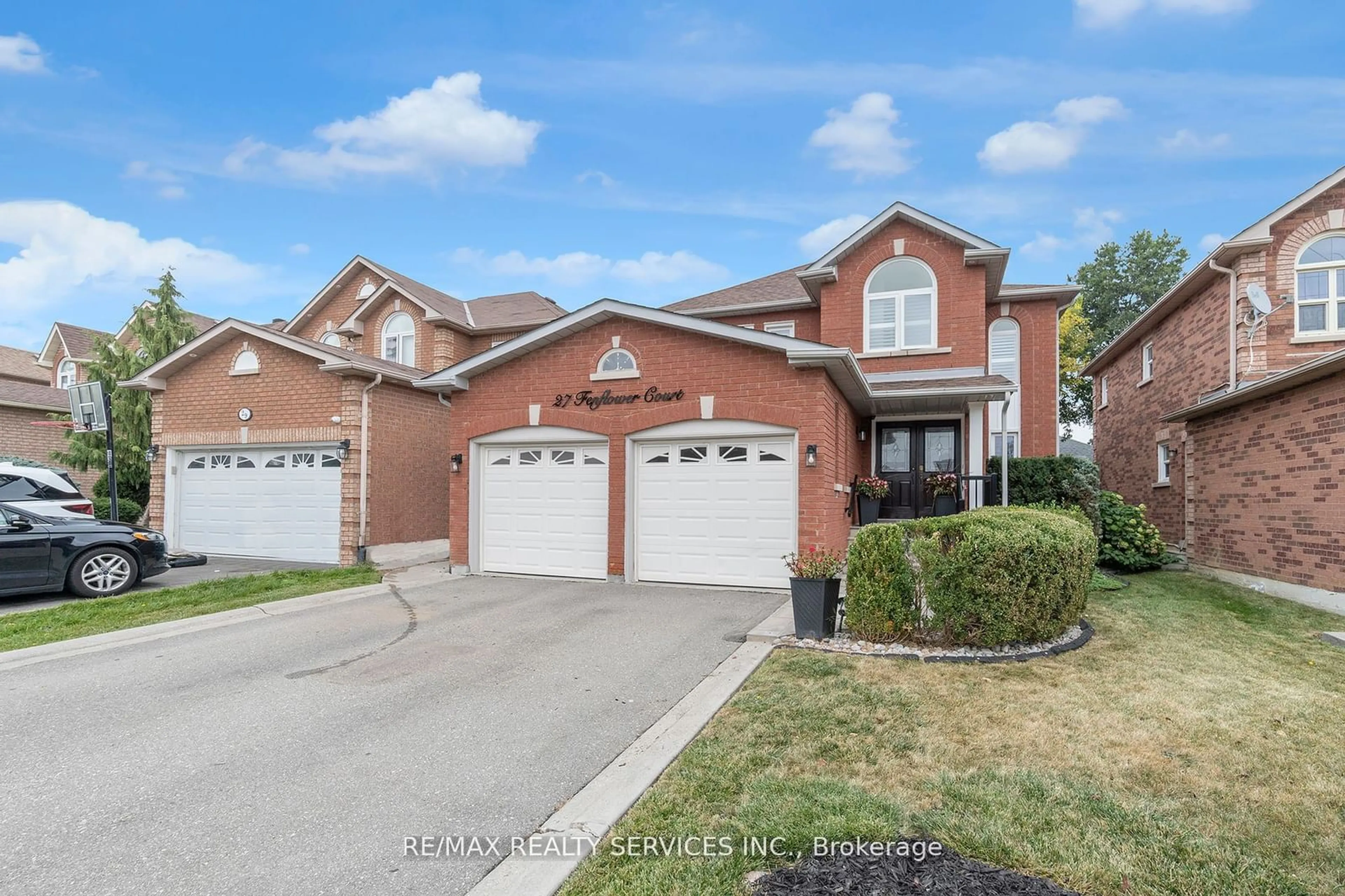 Frontside or backside of a home, the street view for 27 Fenflower Crt, Brampton Ontario L7A 1H3