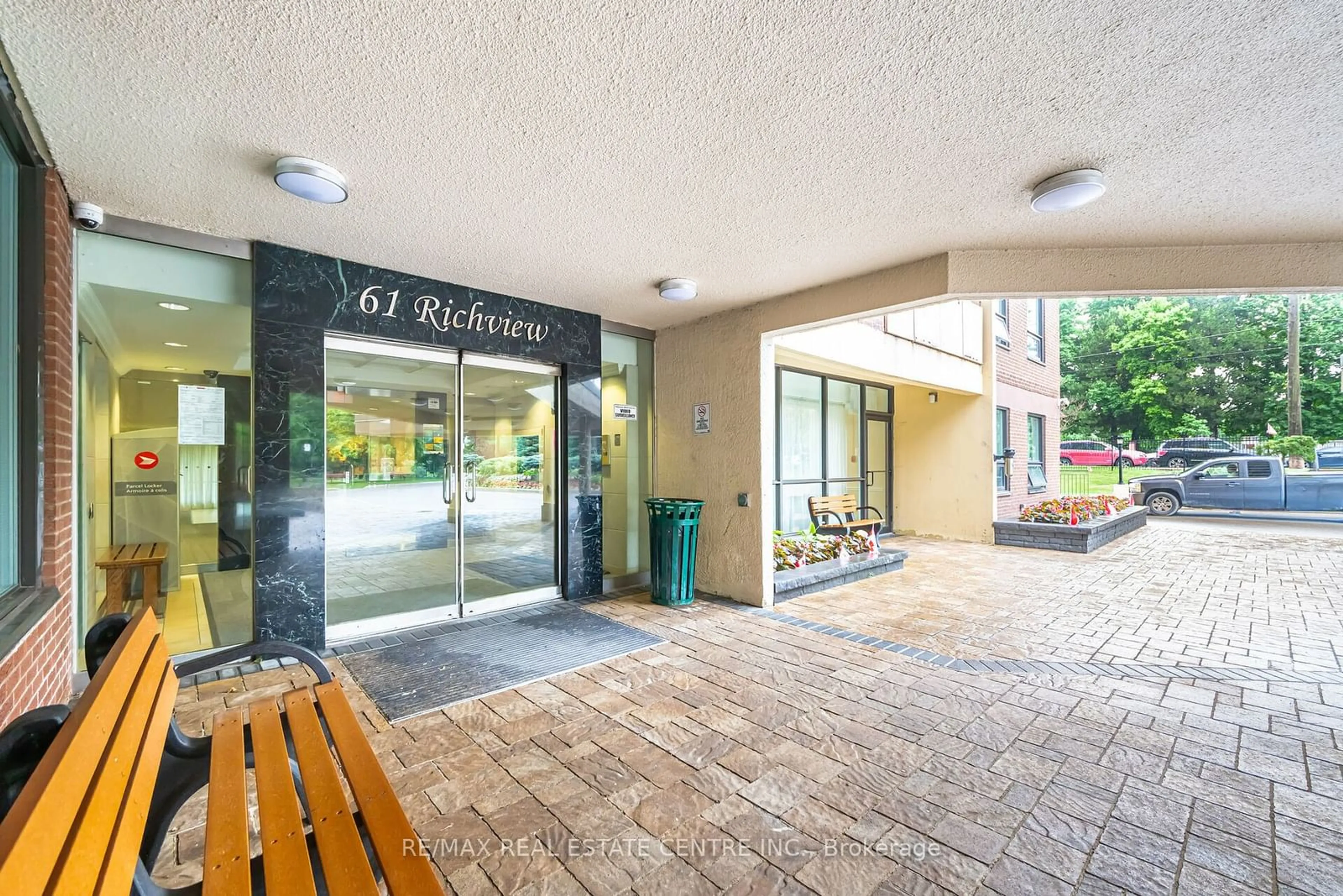 Indoor foyer, cement floor for 61 Richview Rd #1611, Toronto Ontario M9A 4M8