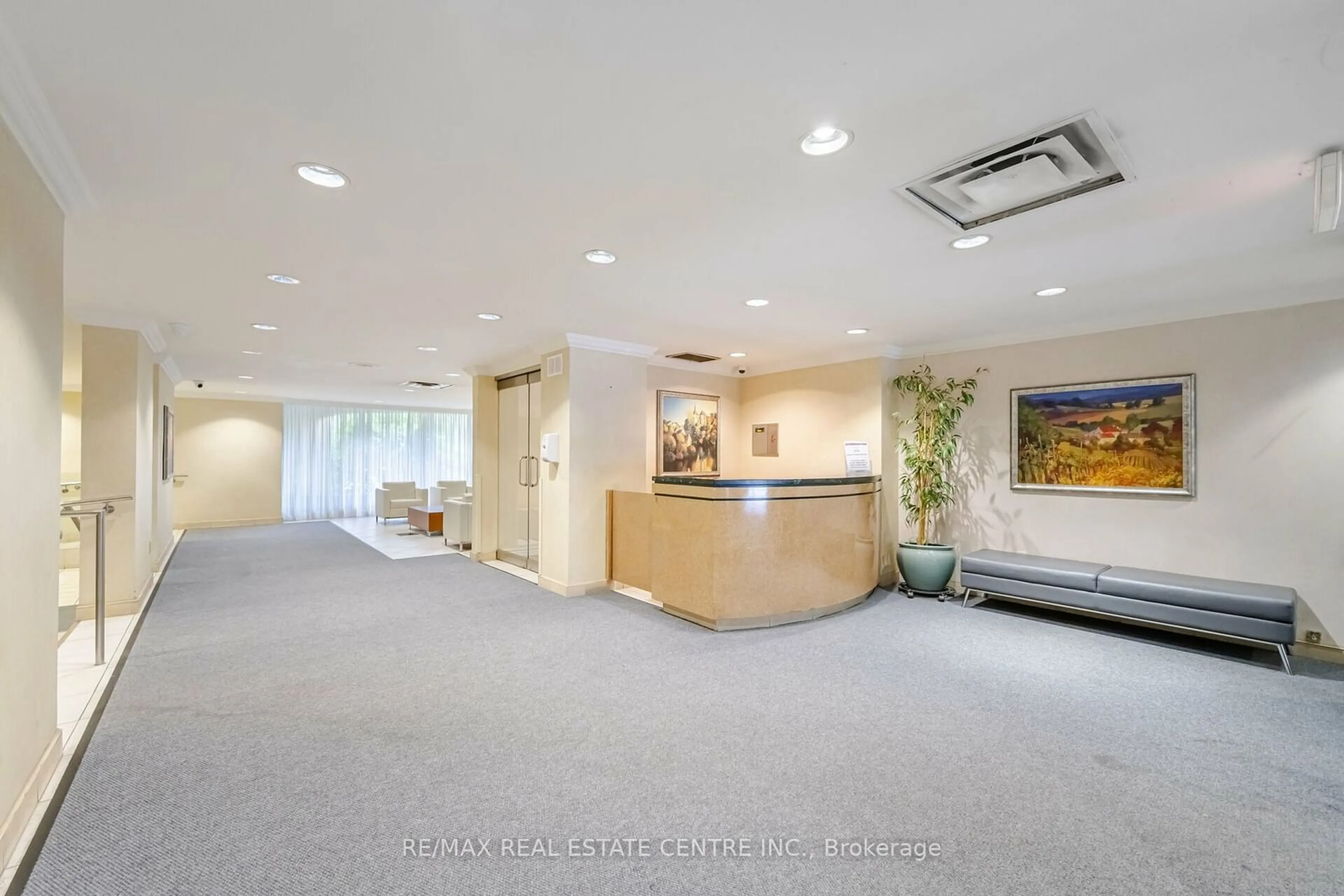 Indoor lobby, carpet floors for 61 Richview Rd #1611, Toronto Ontario M9A 4M8