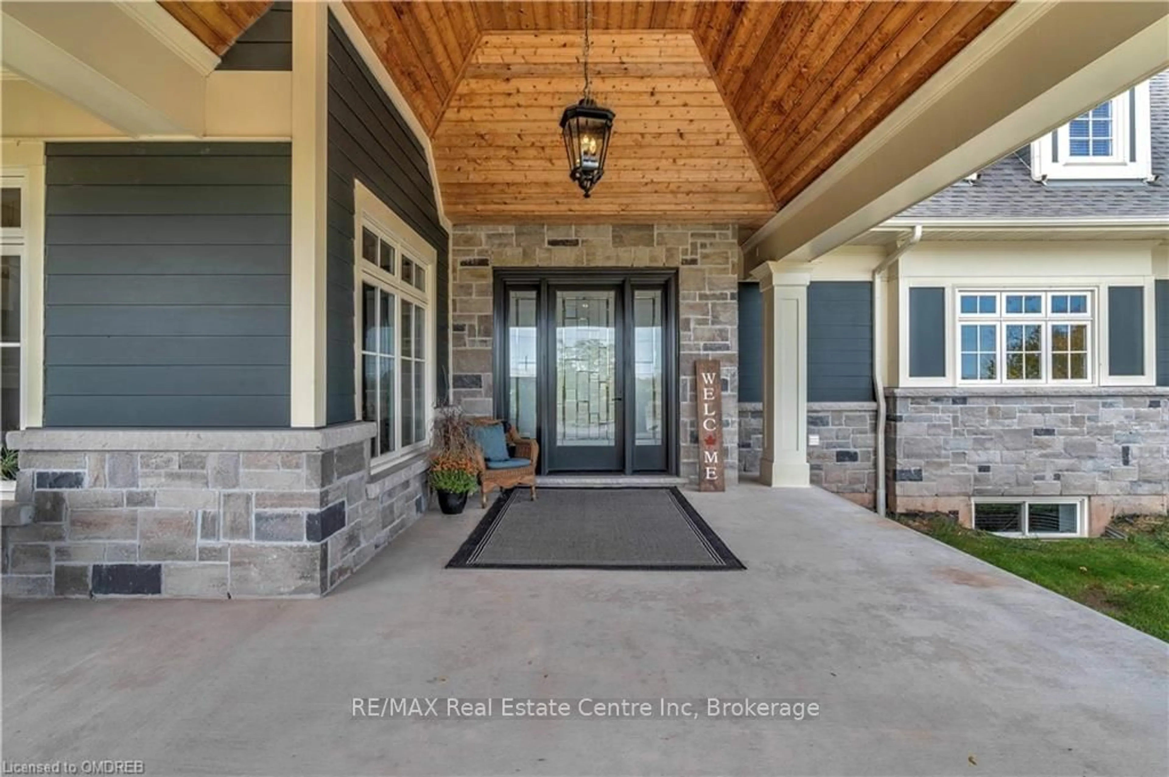 Indoor entryway, cement floor for 4496 HENDERSON Rd, Milton Ontario L9T 2X5