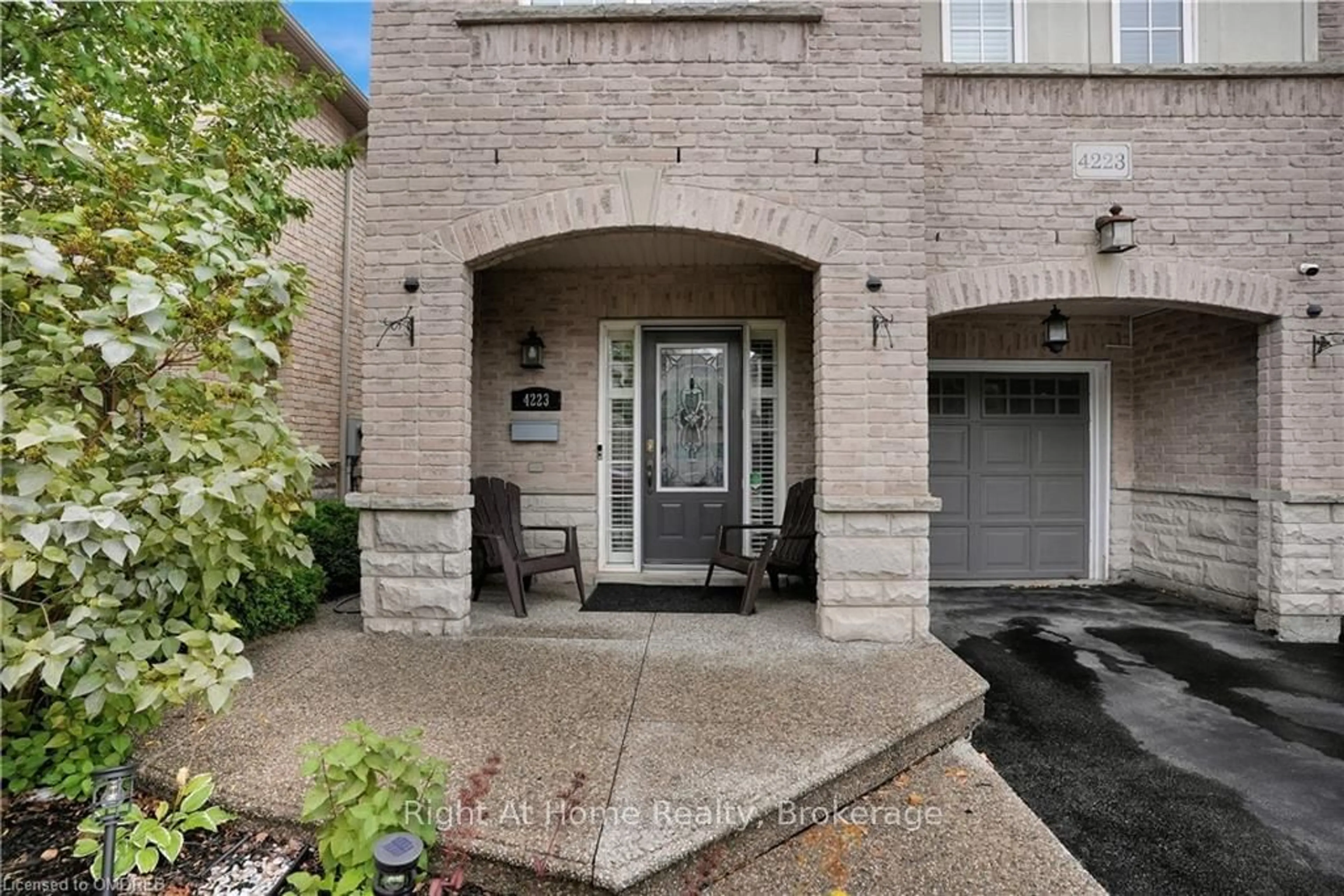 Indoor entryway, cement floor for 4223 COLE Cres, Burlington Ontario L7M 0M6