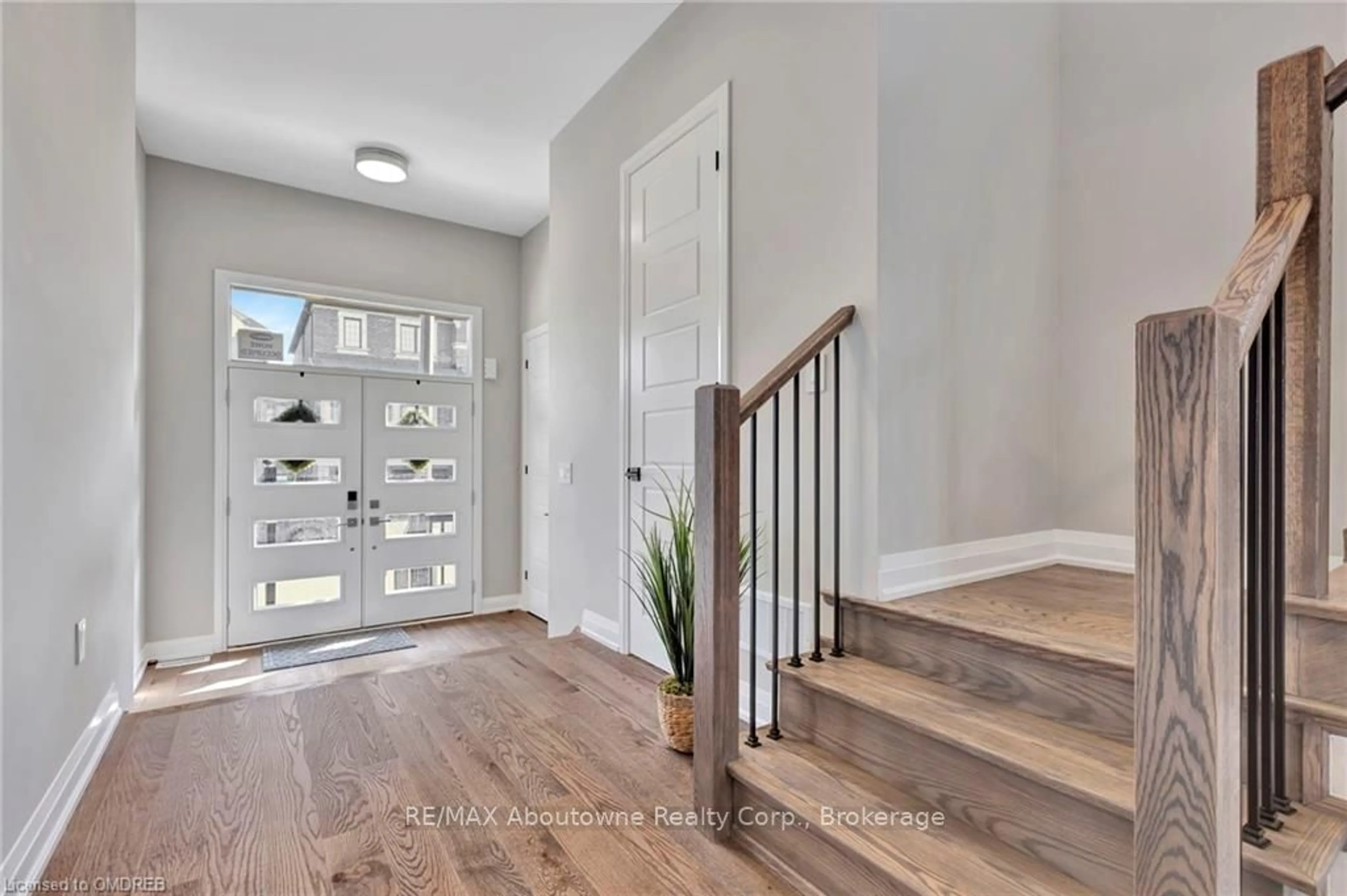 Indoor entryway, wood floors for 3307 HARASYM Tr, Oakville Ontario L6M 5N6