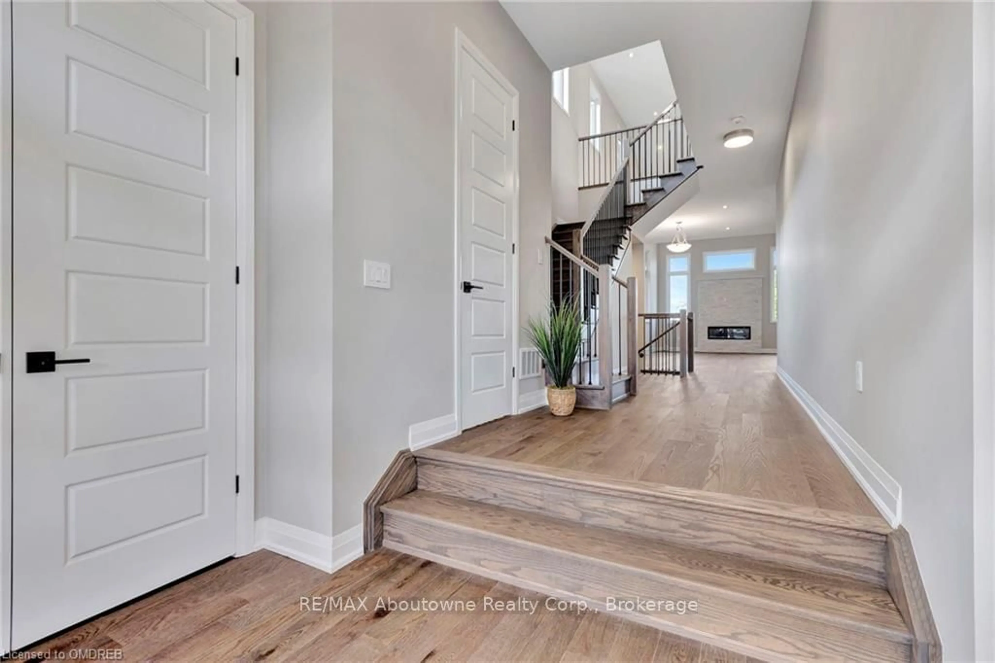 Indoor entryway, wood floors for 3307 HARASYM Tr, Oakville Ontario L6M 5N6