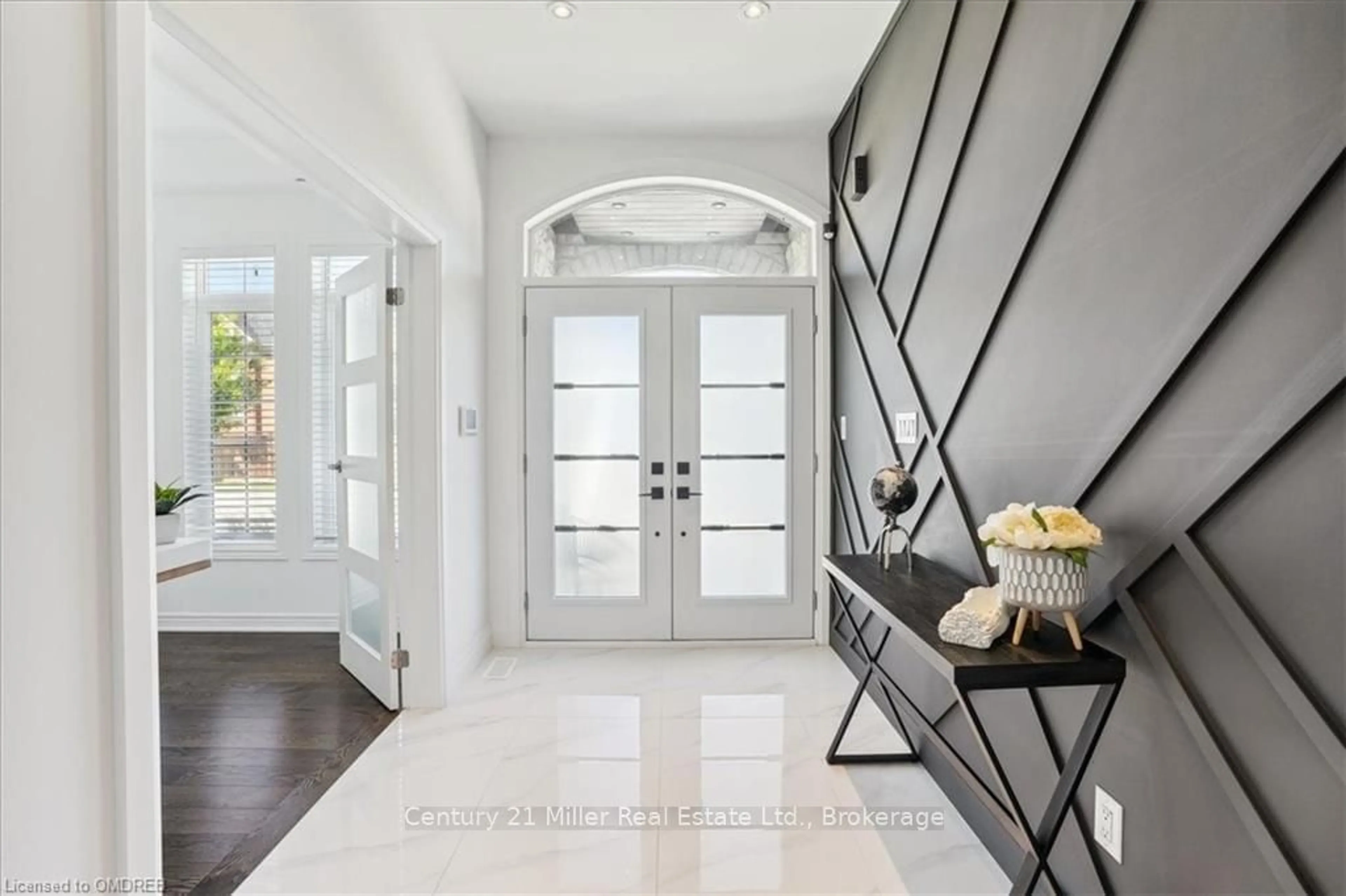 Indoor entryway, wood floors for 2420 SPRING MEADOW Way, Oakville Ontario L6M 0R6