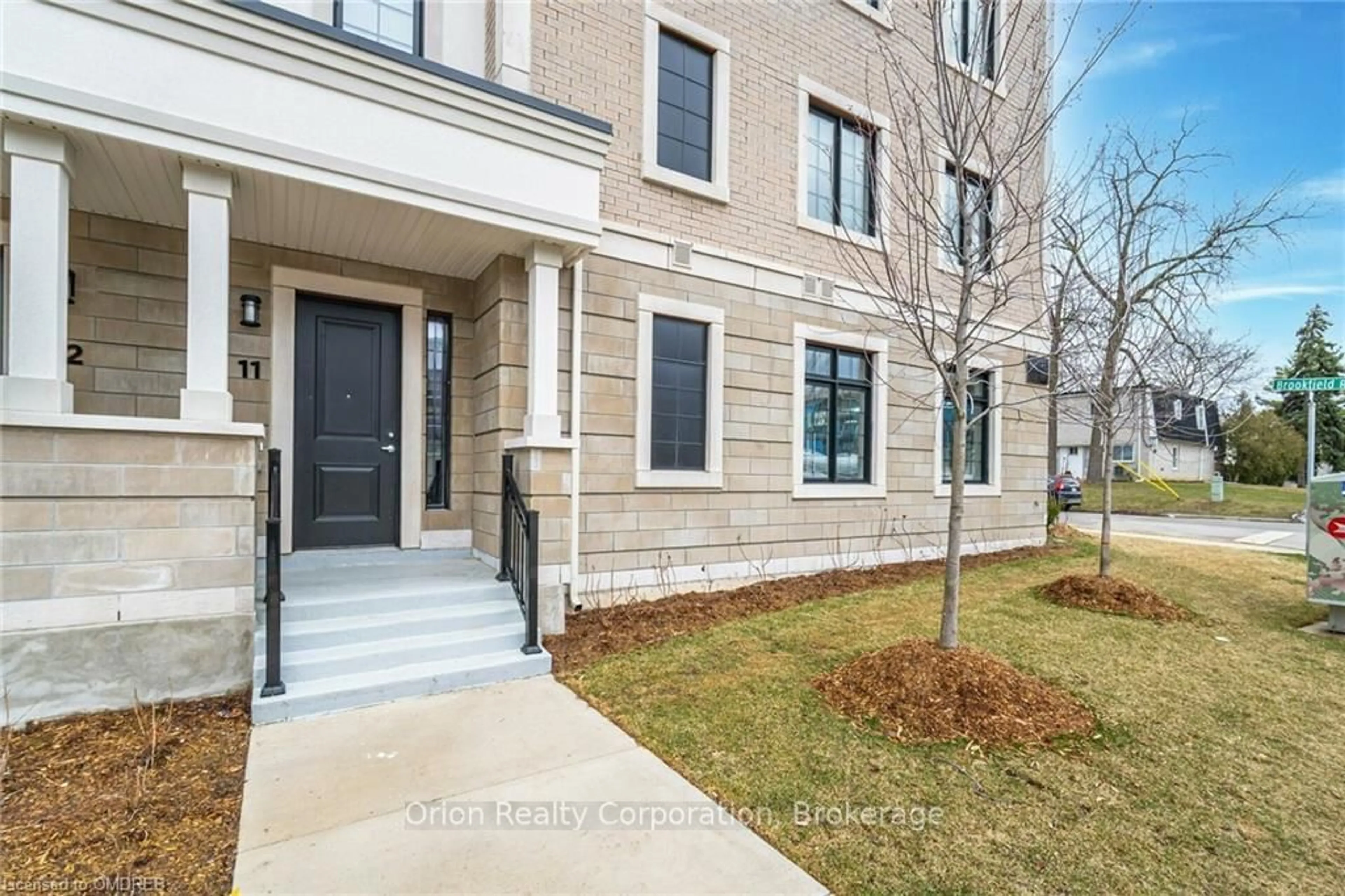 A pic from exterior of the house or condo, the front or back of building for 95 BROOKFIELD Rd #11, Oakville Ontario L6K 2Y8