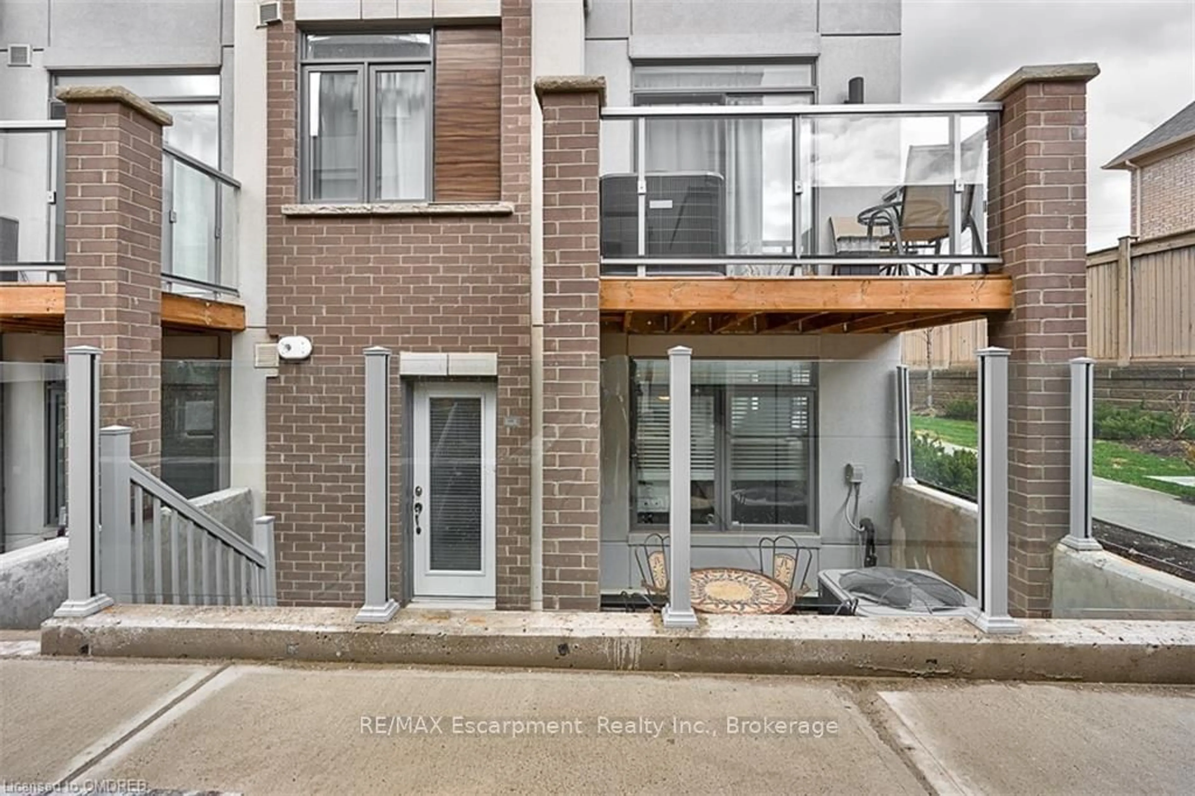 A pic from exterior of the house or condo, the front or back of building for 3058 SIXTH Line #101, Oakville Ontario L6M 1P8