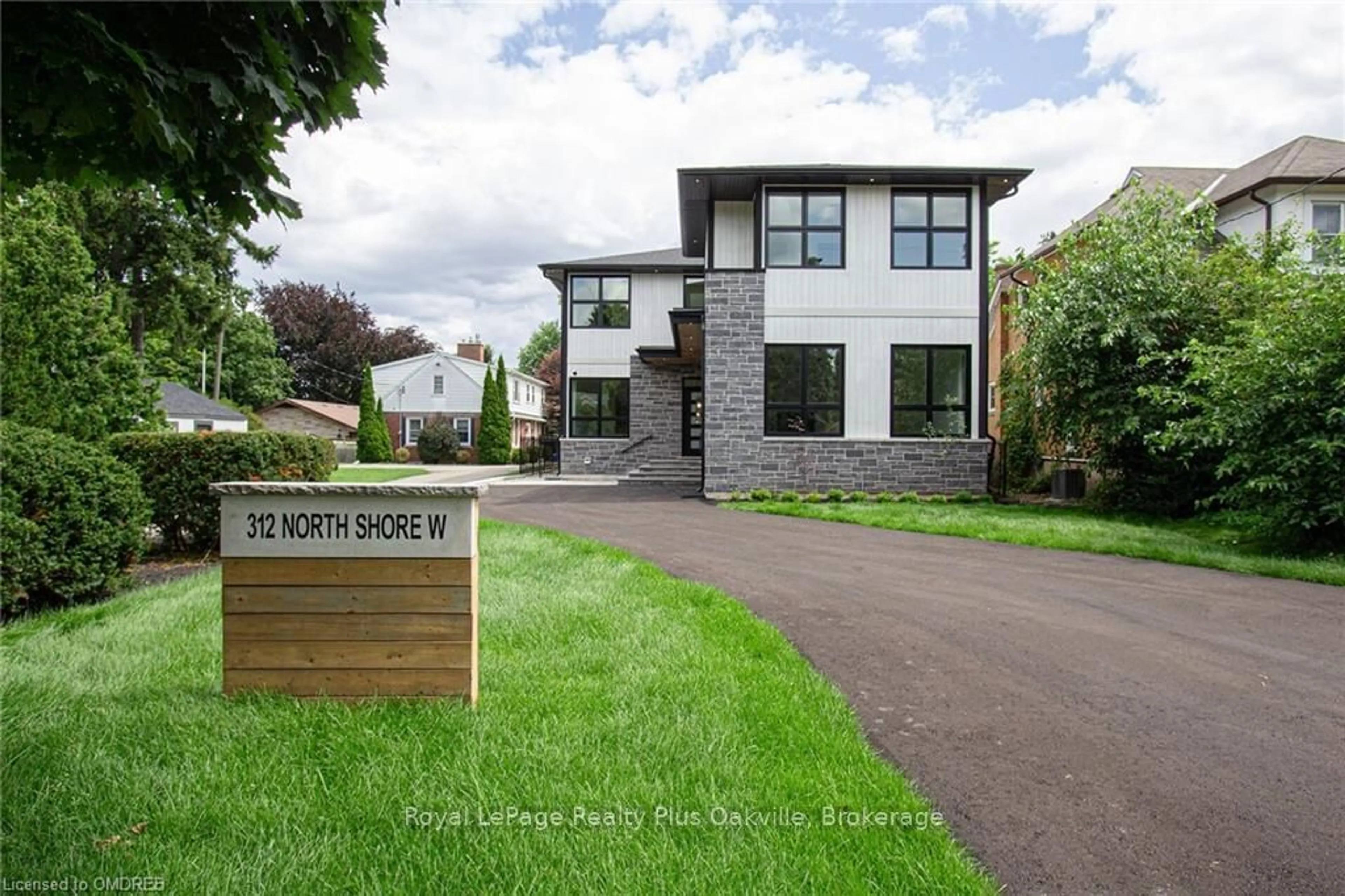 Frontside or backside of a home, the street view for 312 NORTH SHORE Blvd, Burlington Ontario L7T 1A4