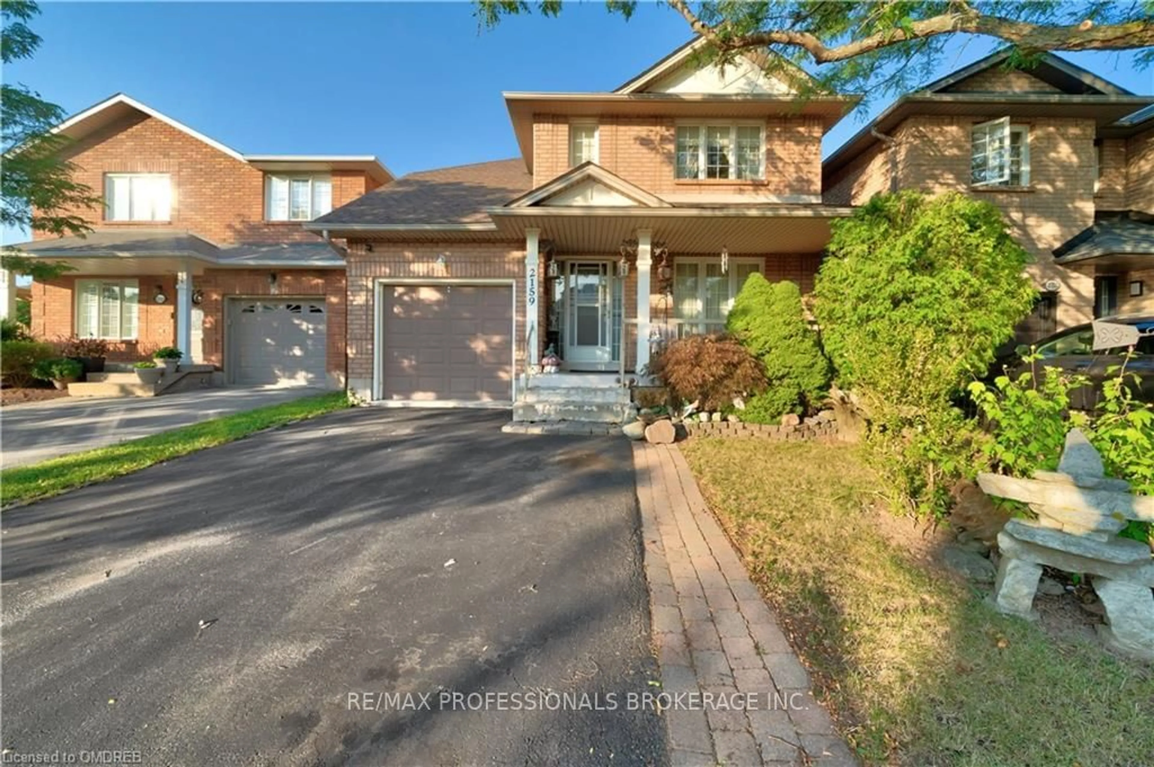 A pic from exterior of the house or condo, the street view for 2159 BLUE RIDGE Lane, Oakville Ontario L6M 3W7