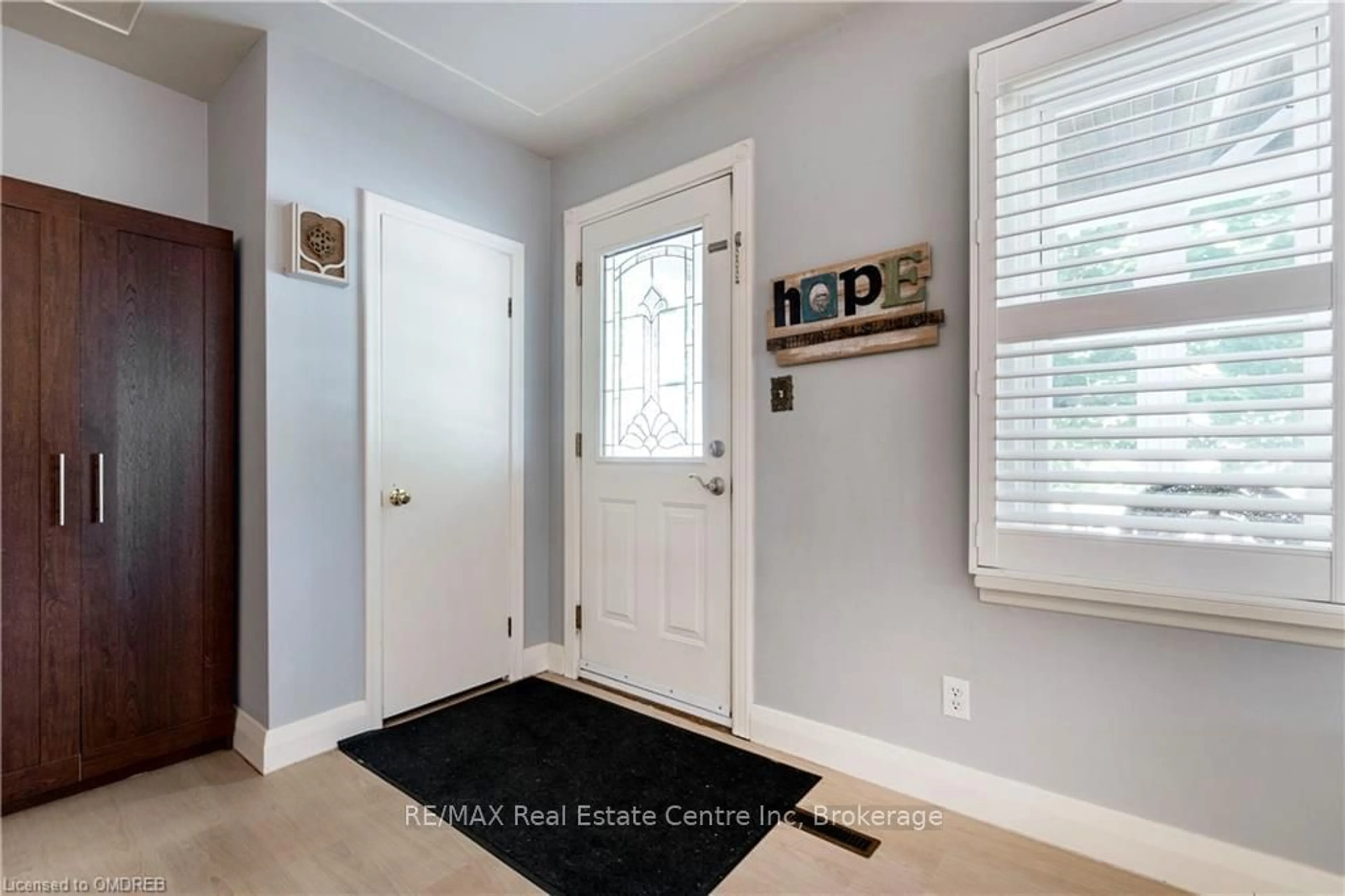 Indoor entryway, wood floors for 366 GEORGE St, Milton Ontario L9T 1T3