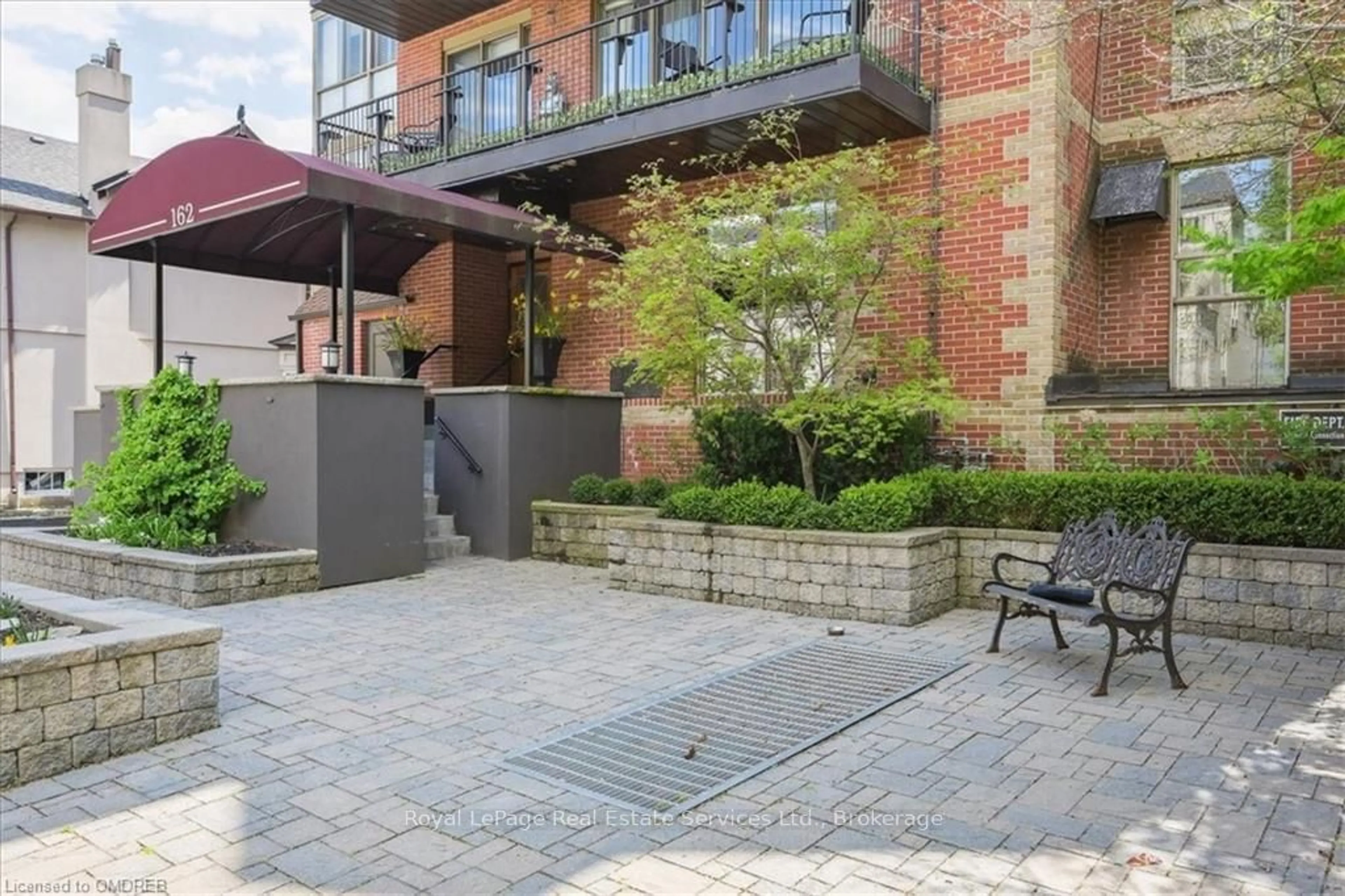 Patio, the fenced backyard for 162 REYNOLDS St #102, Oakville Ontario L6J 3K9