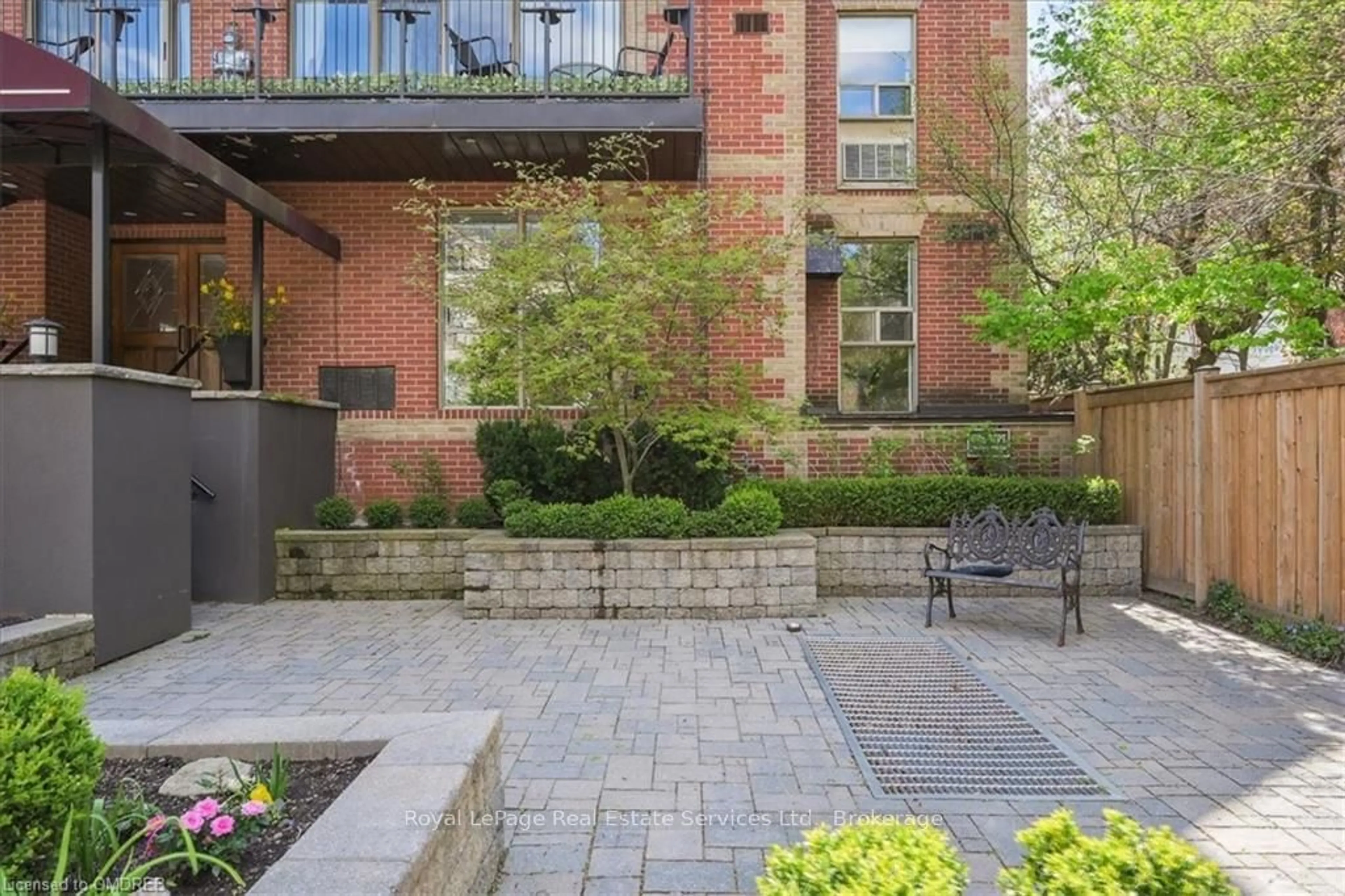 Patio, the fenced backyard for 162 REYNOLDS St #102, Oakville Ontario L6J 3K9