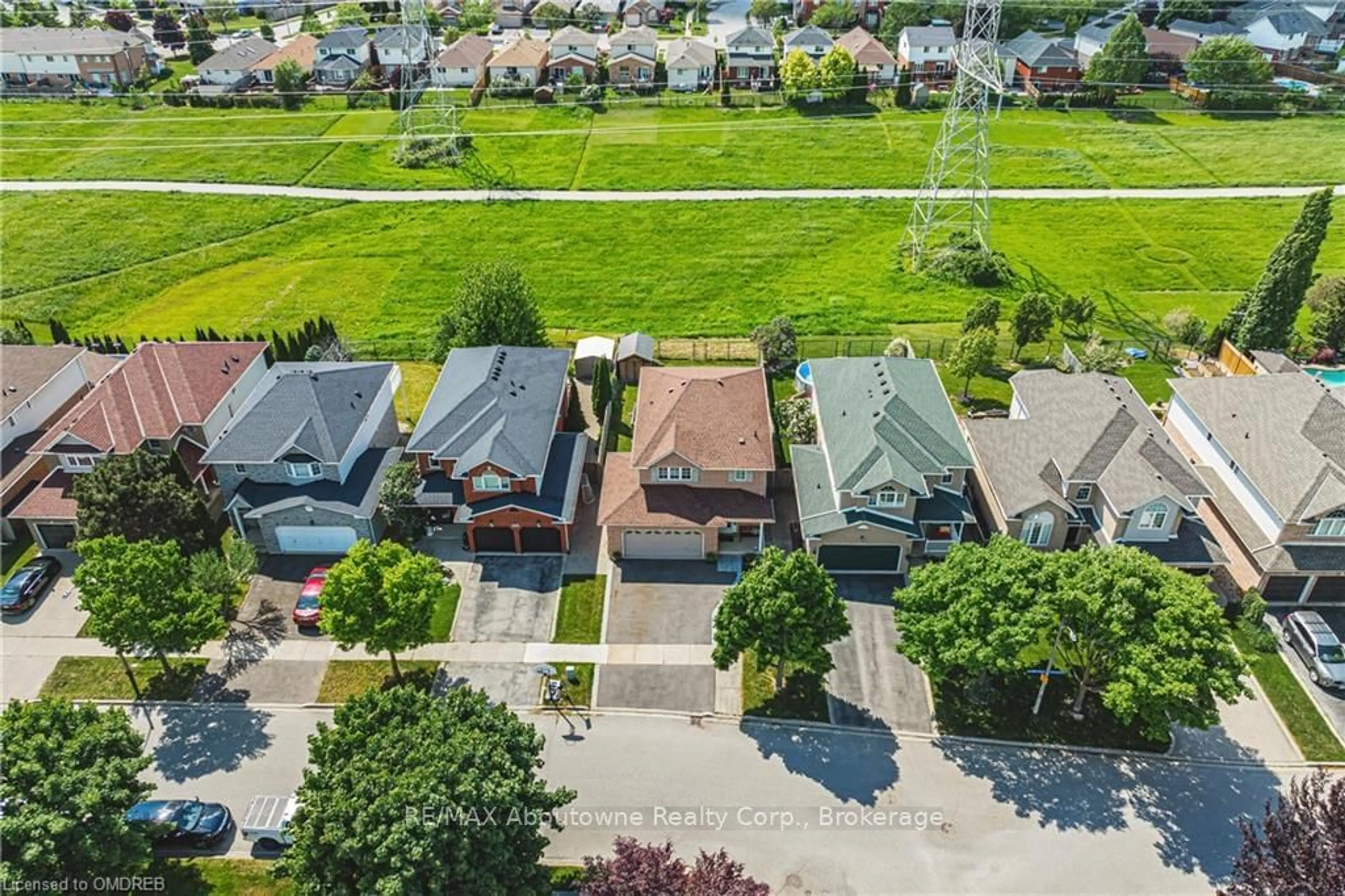 A pic from exterior of the house or condo, the fenced backyard for 2268 GREENWAY Terr, Burlington Ontario L7M 4N5