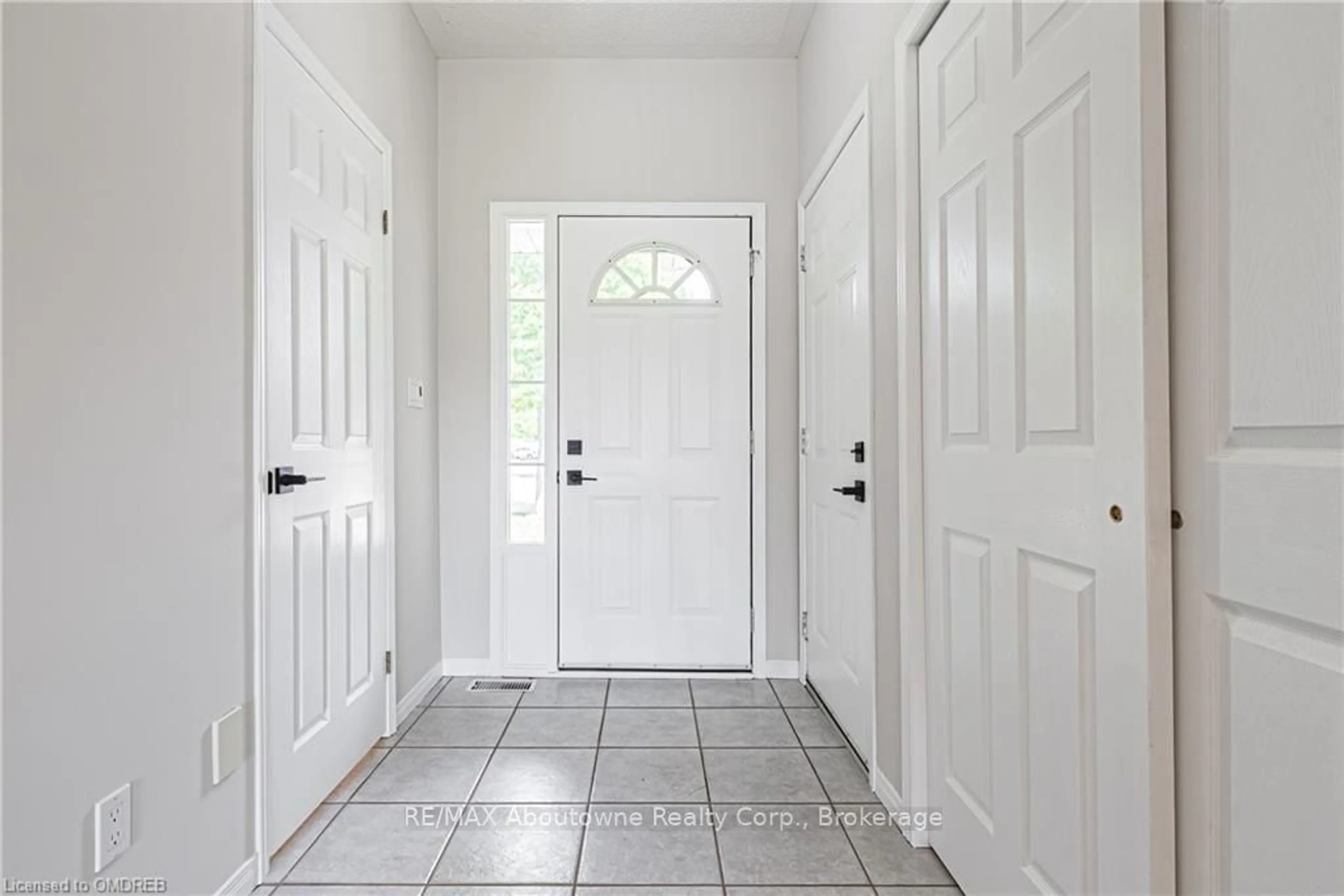 Indoor entryway, wood floors for 2268 GREENWAY Terr, Burlington Ontario L7M 4N5