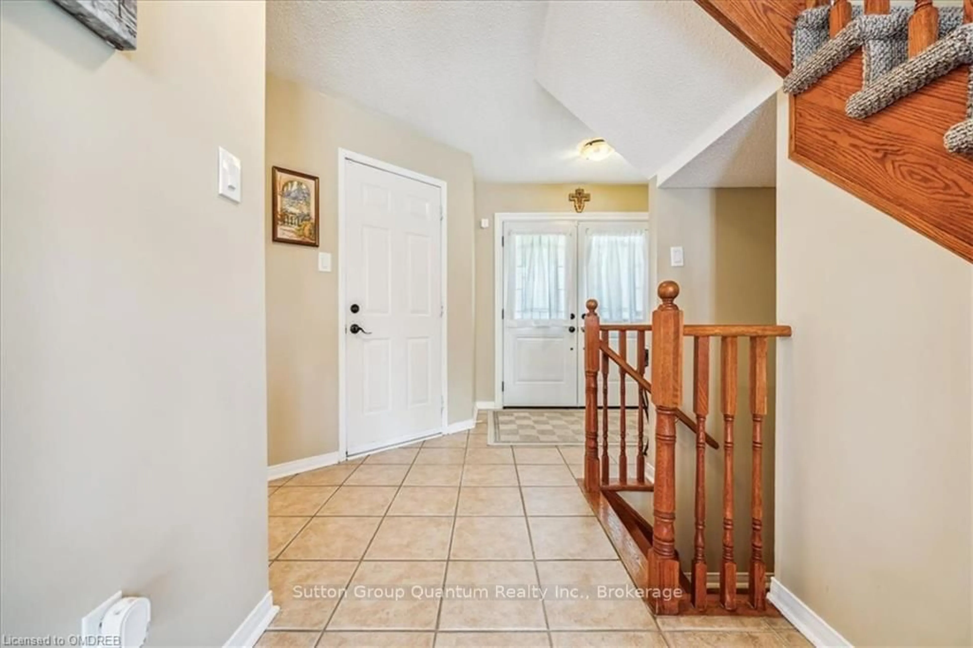 Indoor entryway, wood floors for 394 STONETREE Crt, Mississauga Ontario L5B 4H3