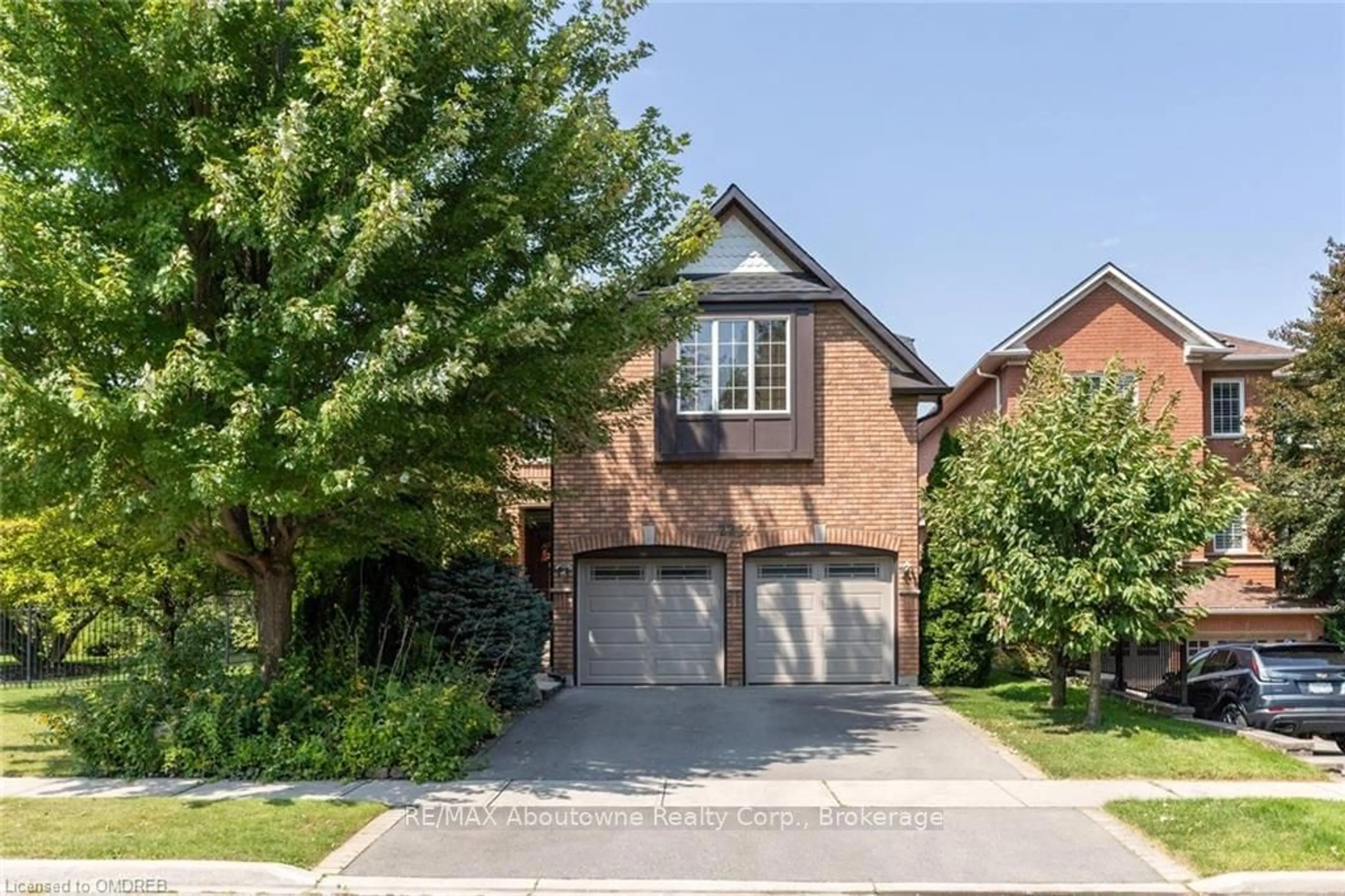 Frontside or backside of a home, the street view for 2244 CHICKADEE Cres, Oakville Ontario L6M 3S2