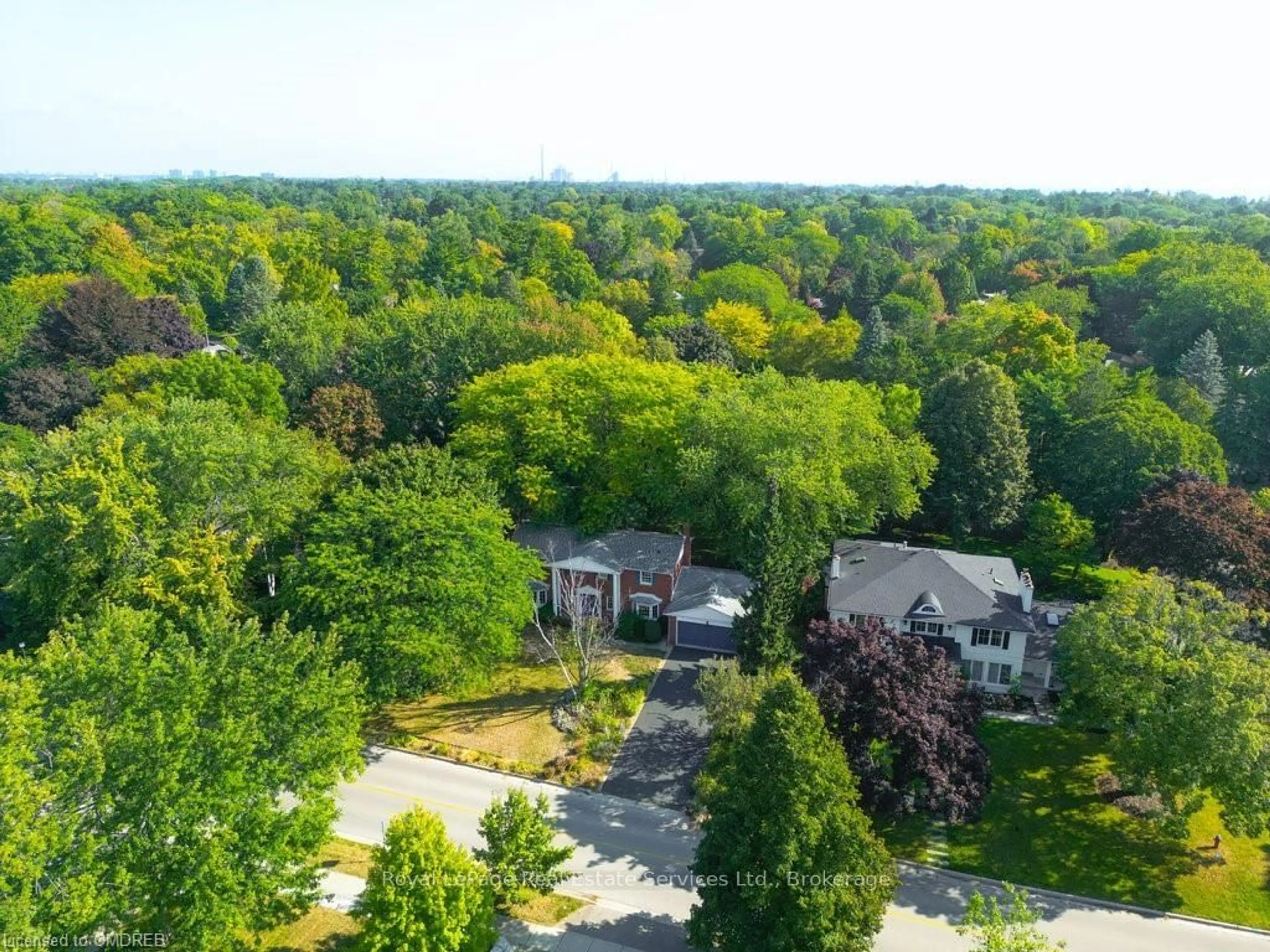 A pic from exterior of the house or condo, the street view for 273 CAIRNCROFT Rd, Oakville Ontario L6J 4M5