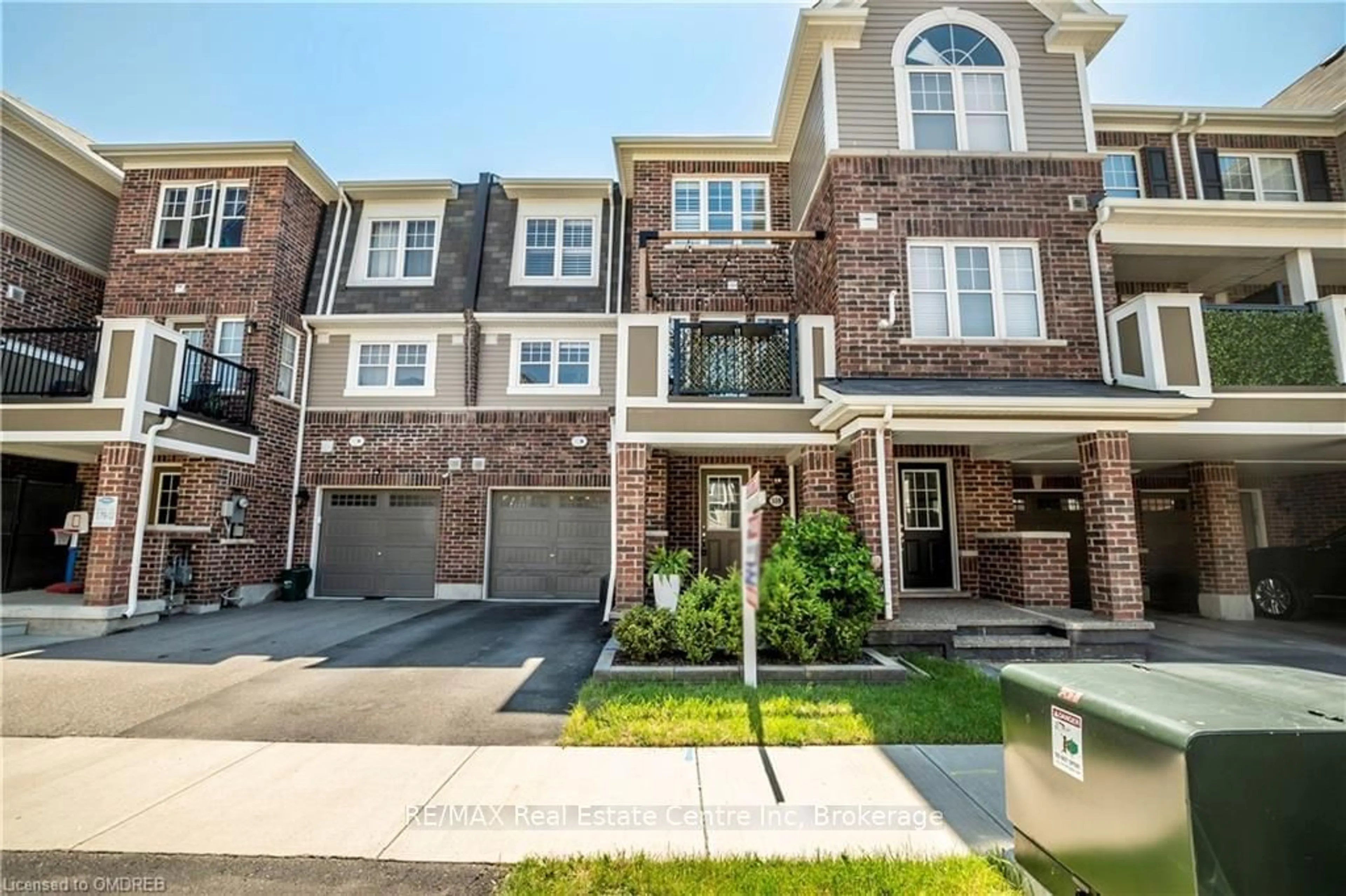 A pic from exterior of the house or condo, the street view for 559 BUCKEYE Crt, Milton Ontario L9E 1M3