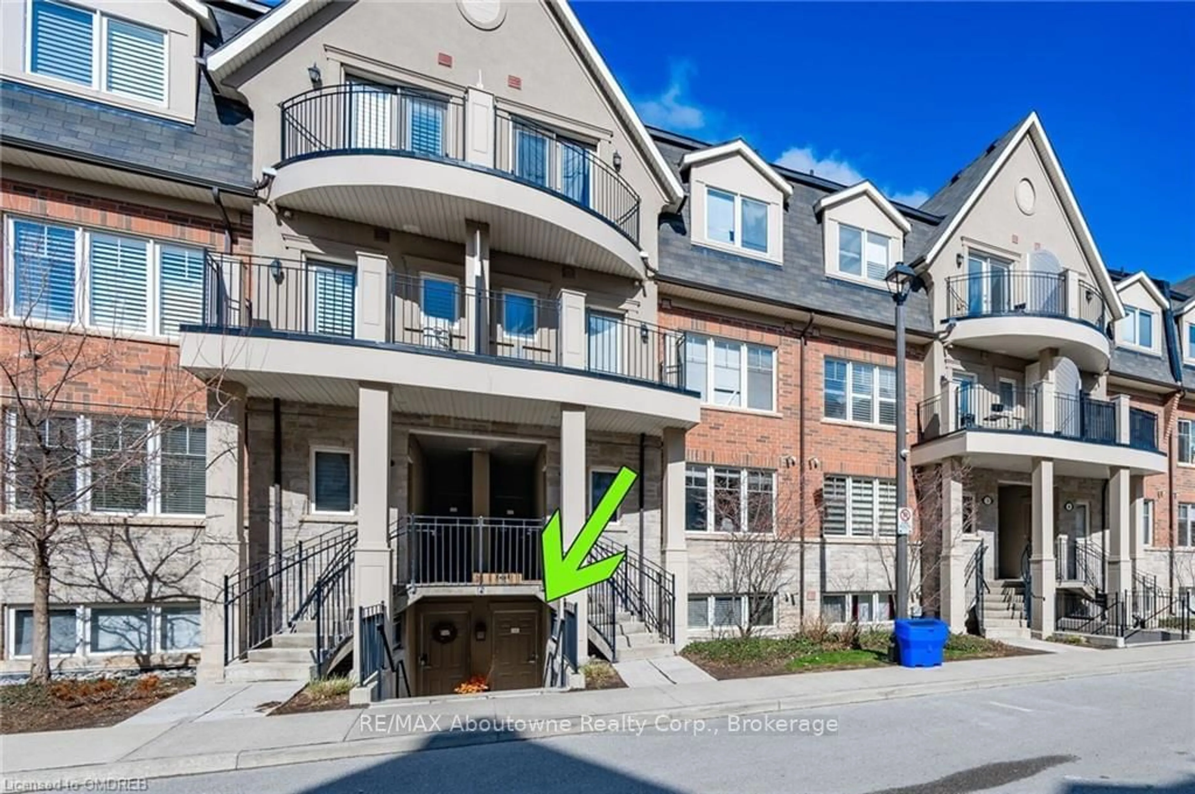 A pic from exterior of the house or condo, the street view for 2420 BARONWOOD Dr #4-01, Oakville Ontario L6M 0X6